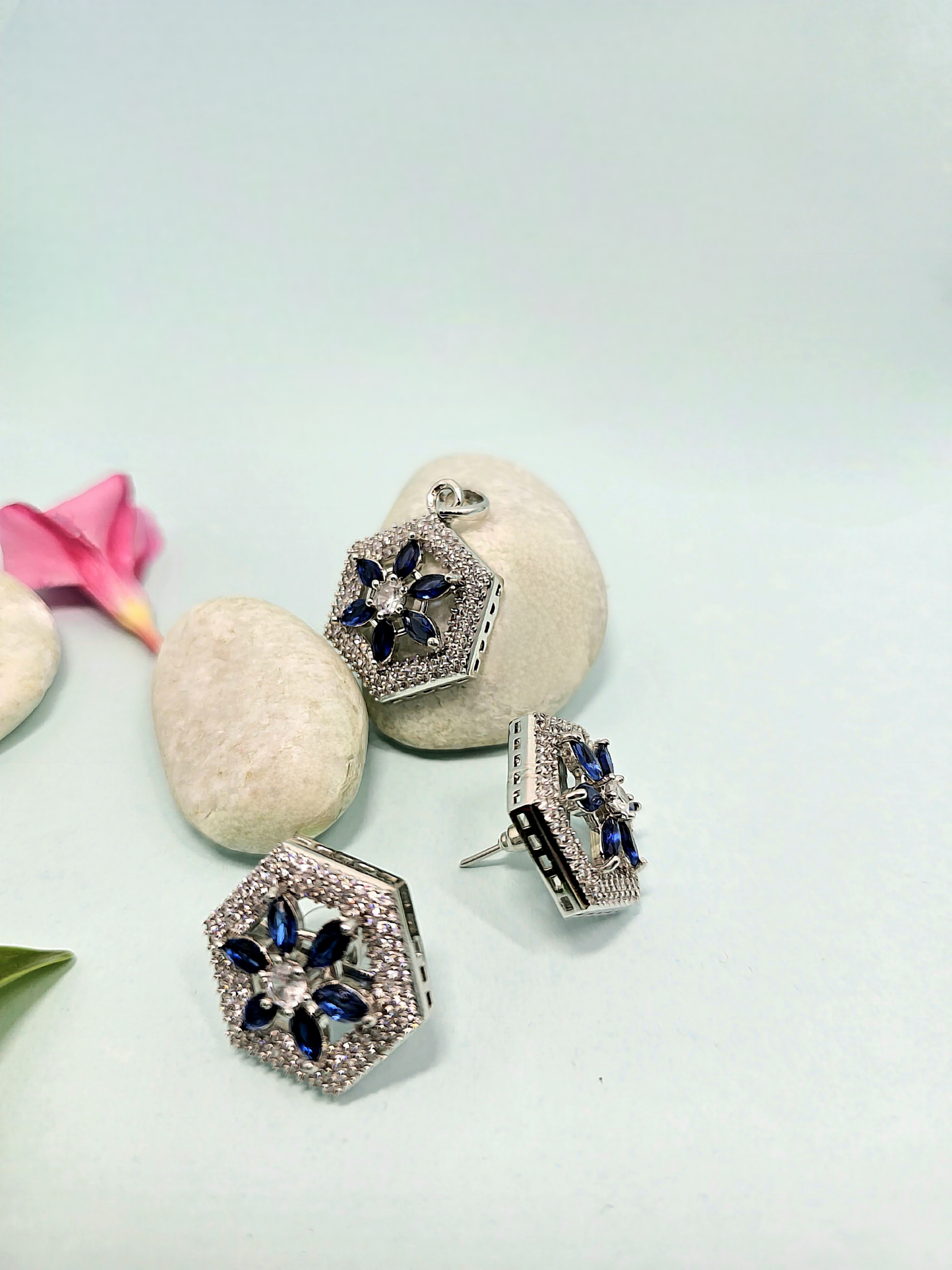 Hexibloom Necklace Set