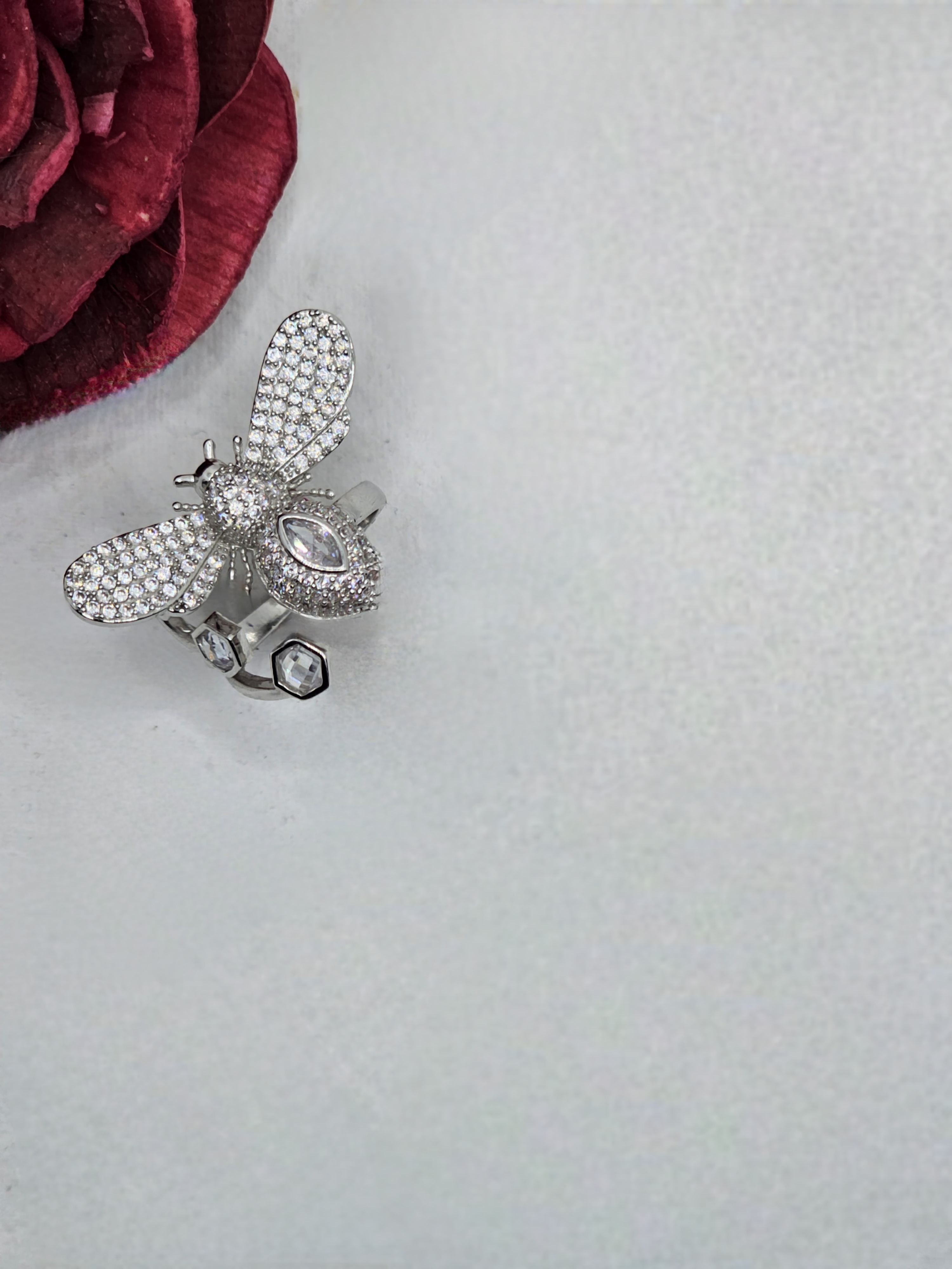 Social Bee Cocktail Ring
