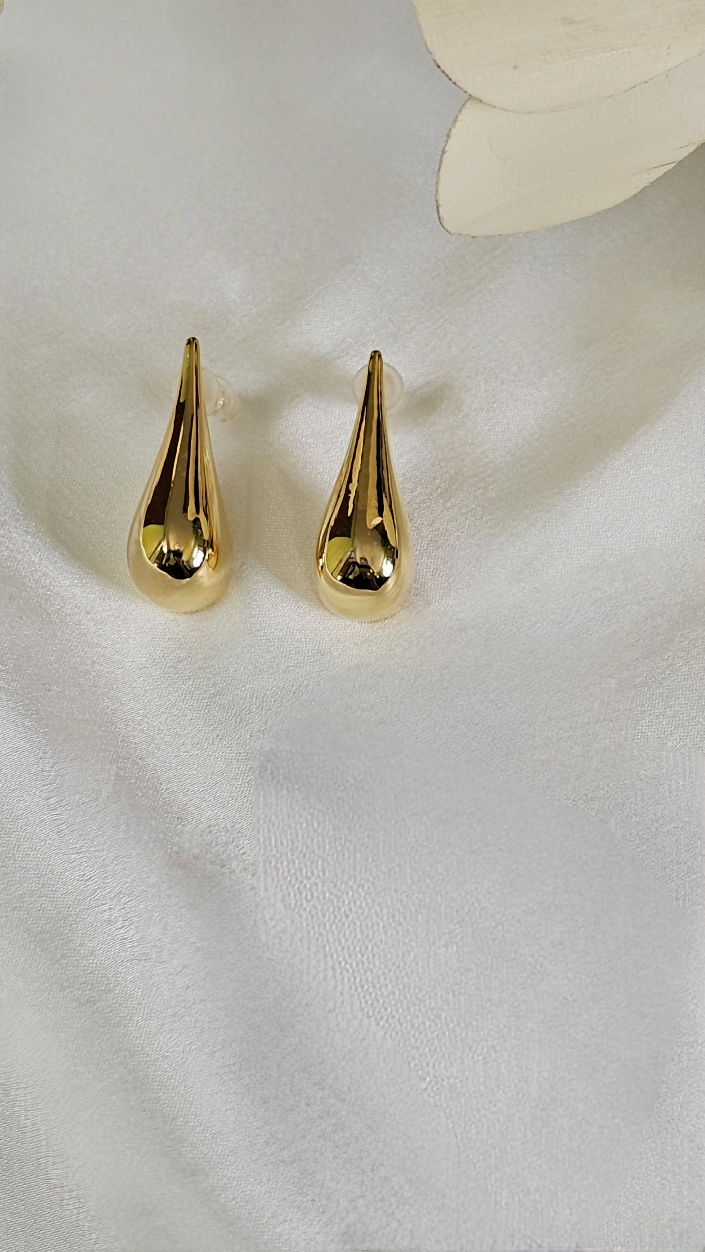Golden Pour Studs