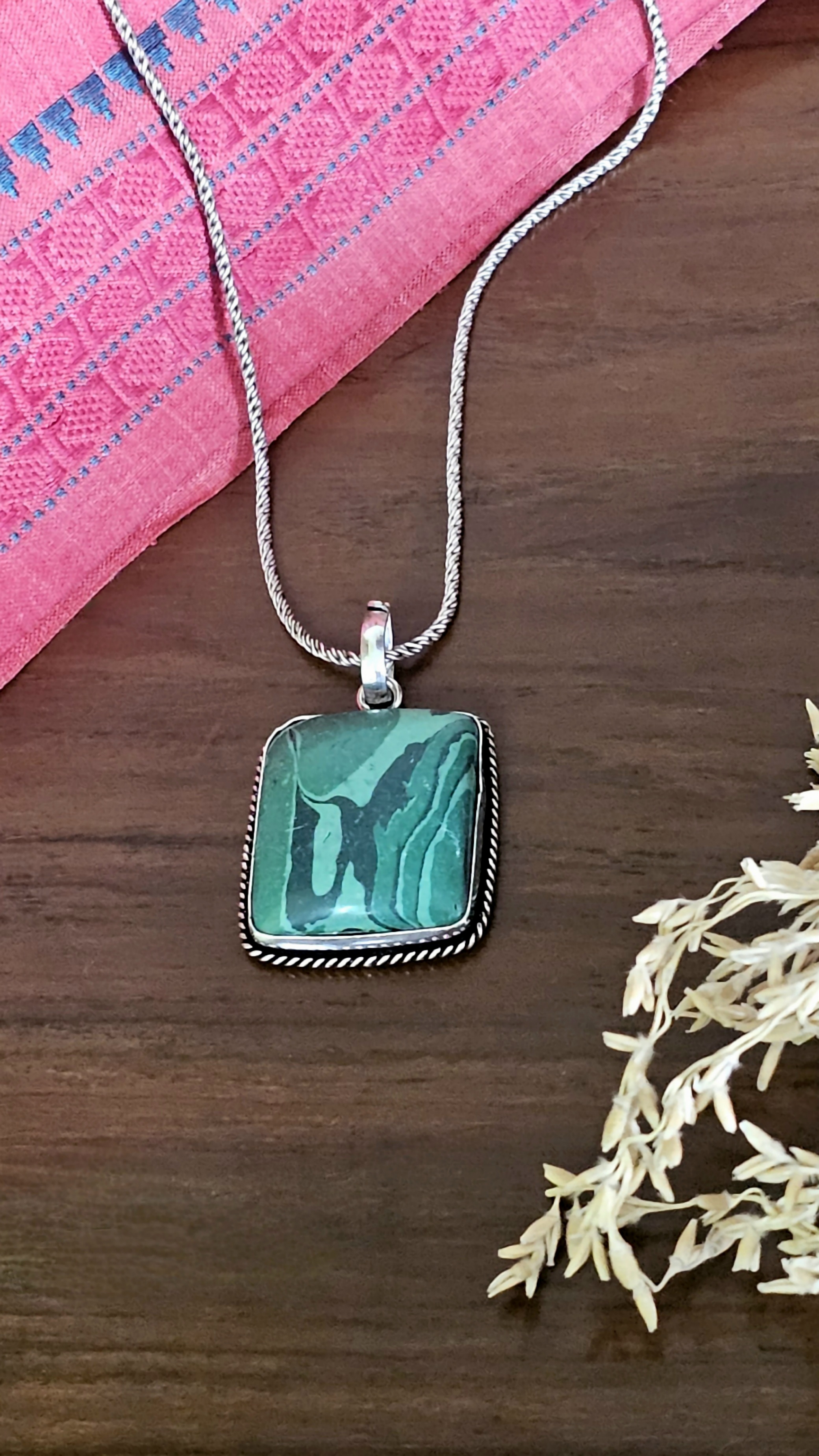 Shilaa Pendant – Jaipur Edit