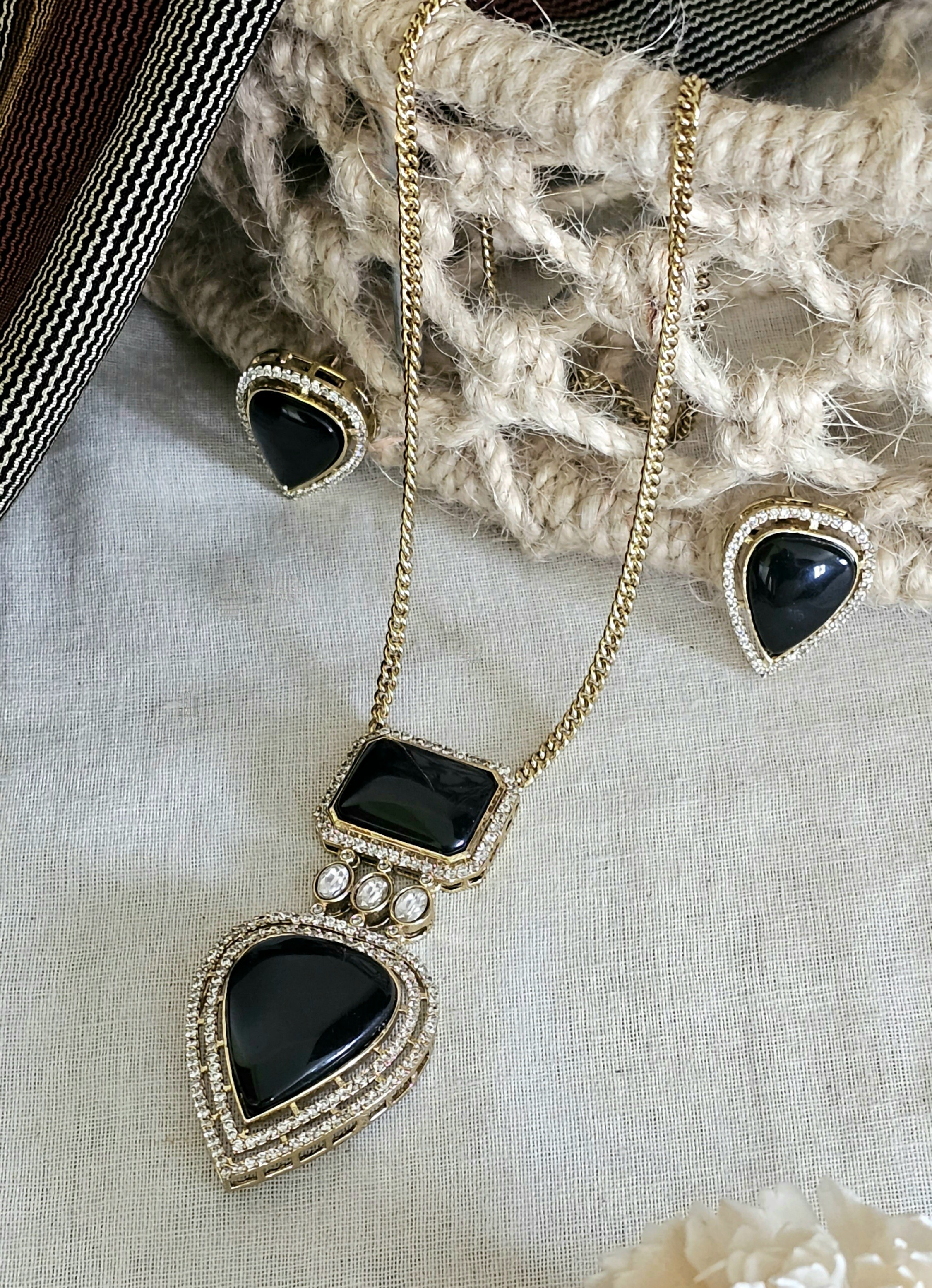 Kaari Necklace Set