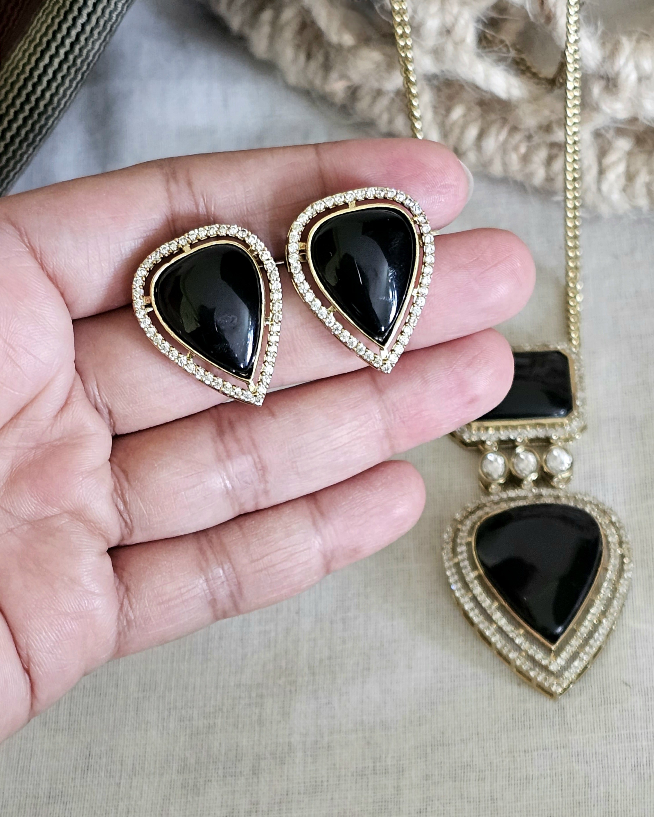 Kaari Necklace Set