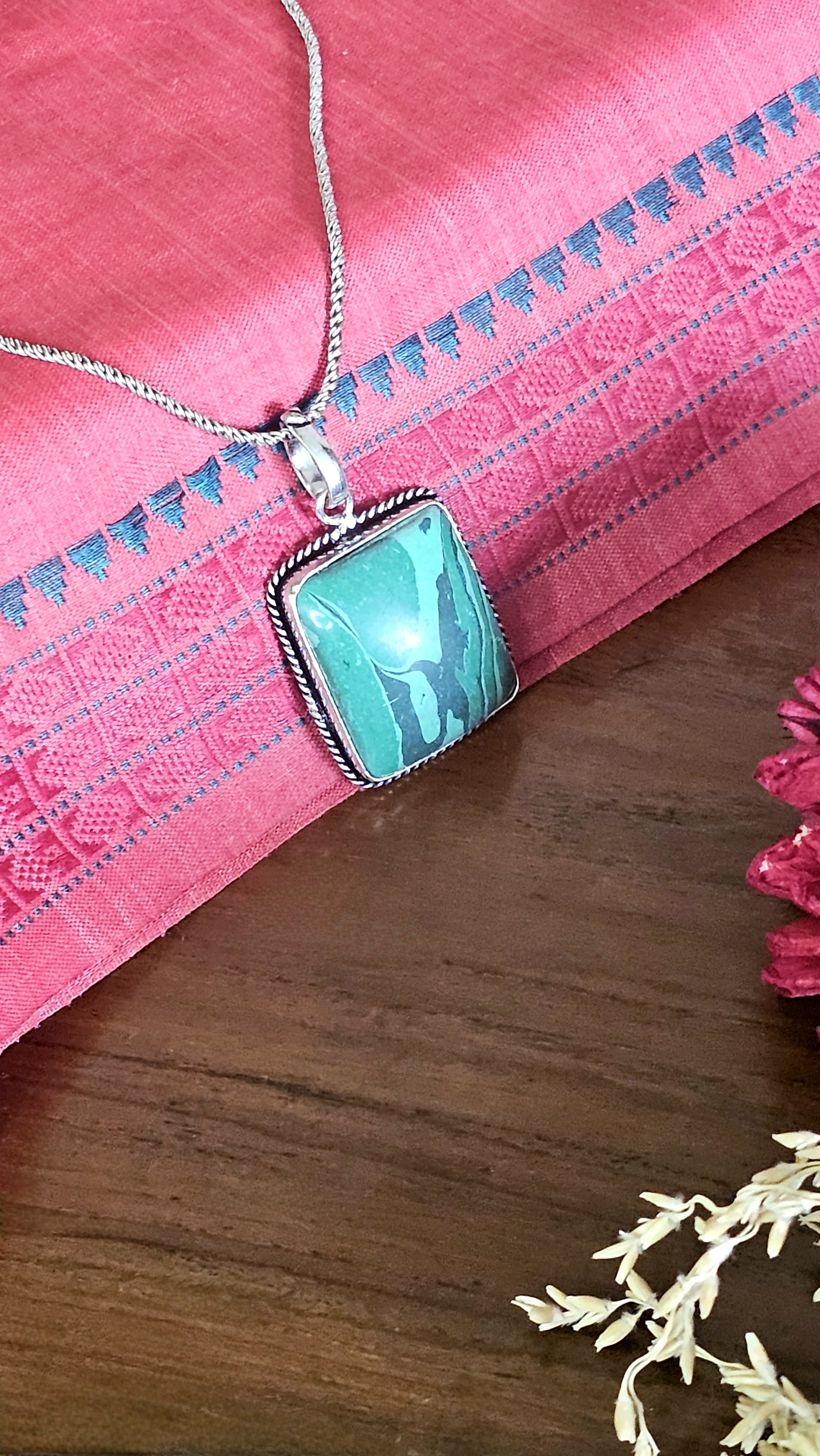 Shilaa Pendant – Jaipur Edit