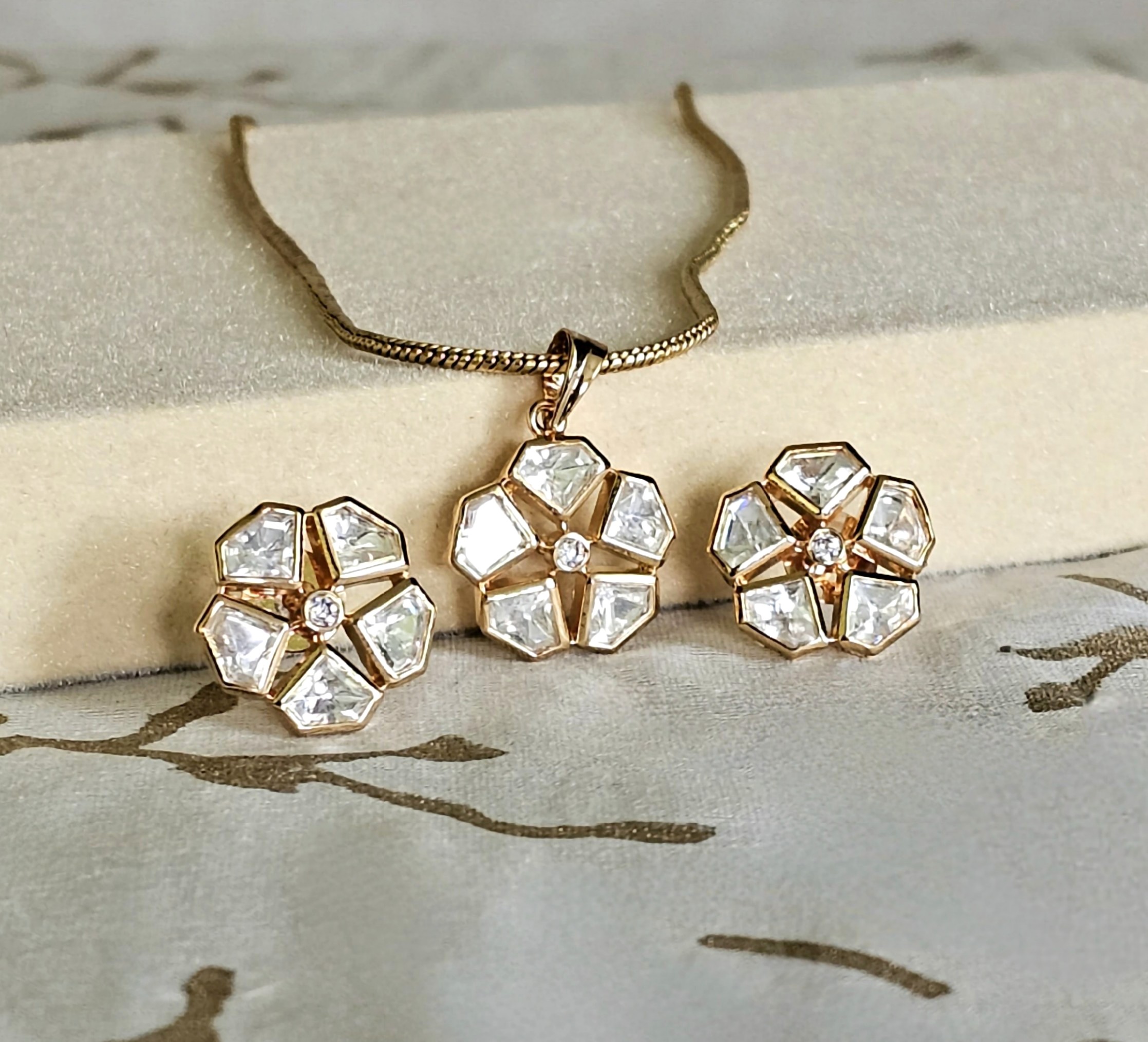 Nira Pendant Set