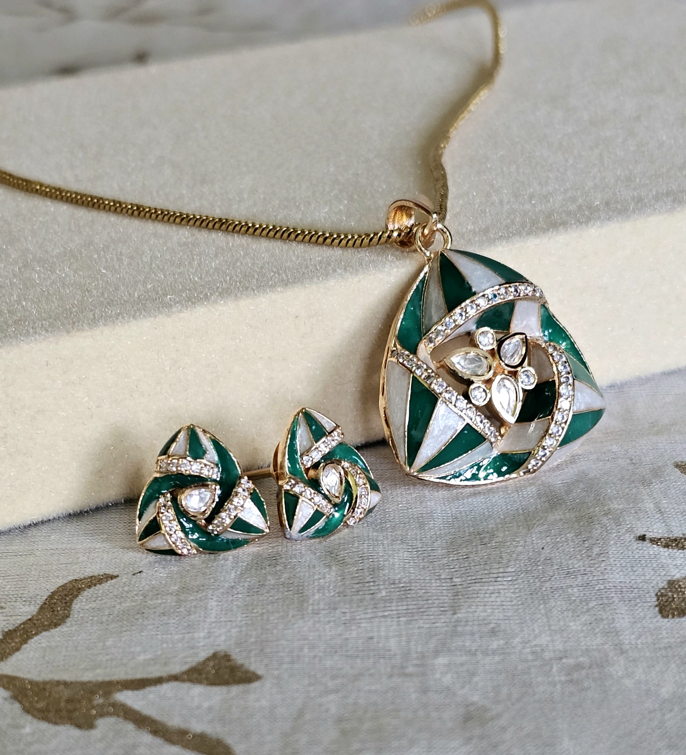 Phirki Pendant Set