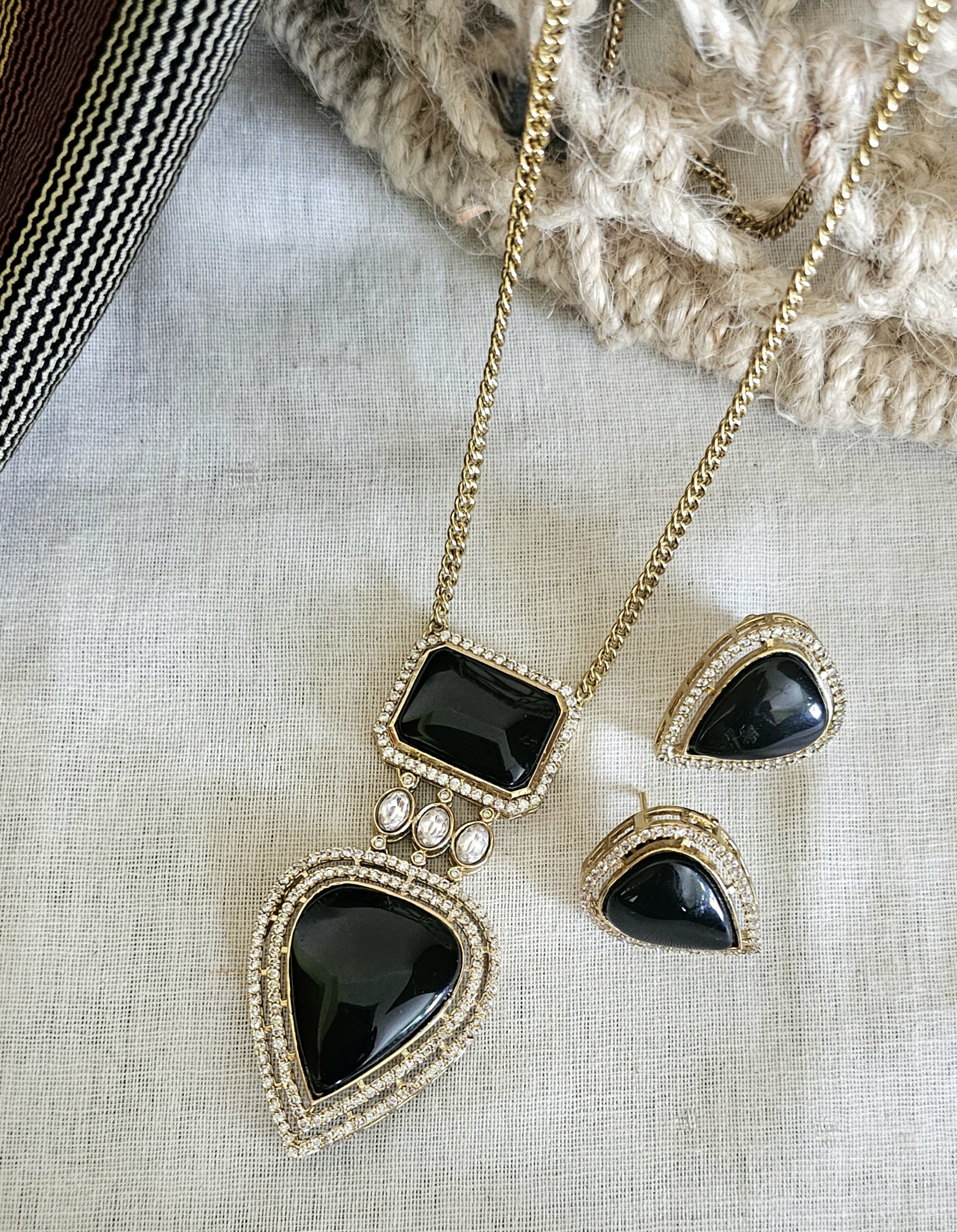 Kaari Necklace Set