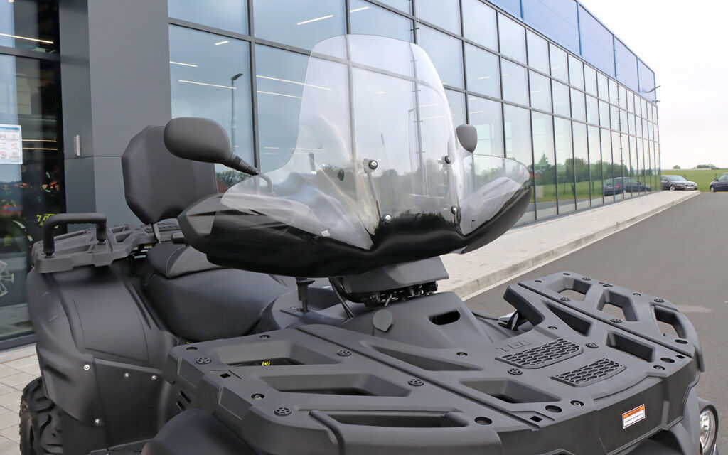 Universalus priekinis stiklas keturračiui (su montavimo detalėmis)