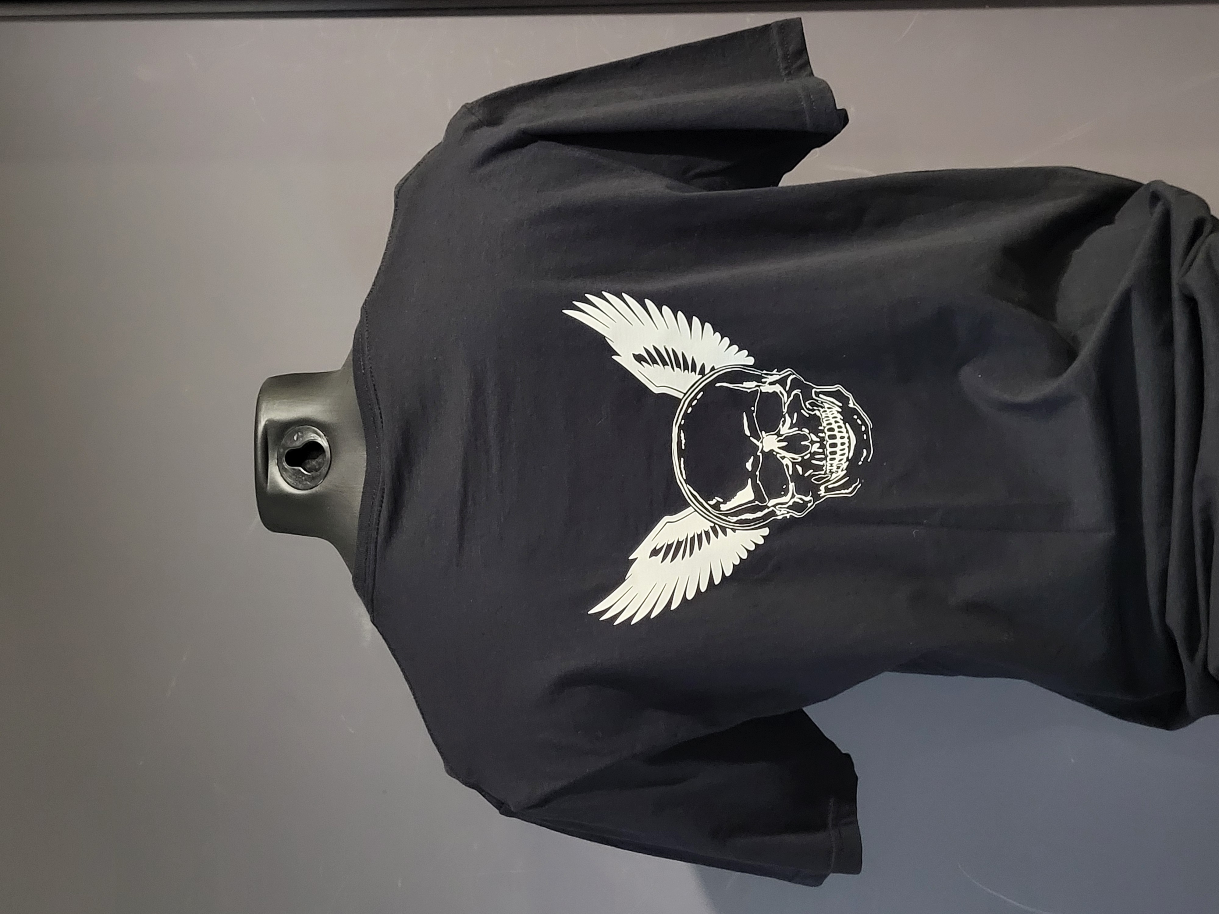 T-shirt homme noir avec motif de crâne ailé