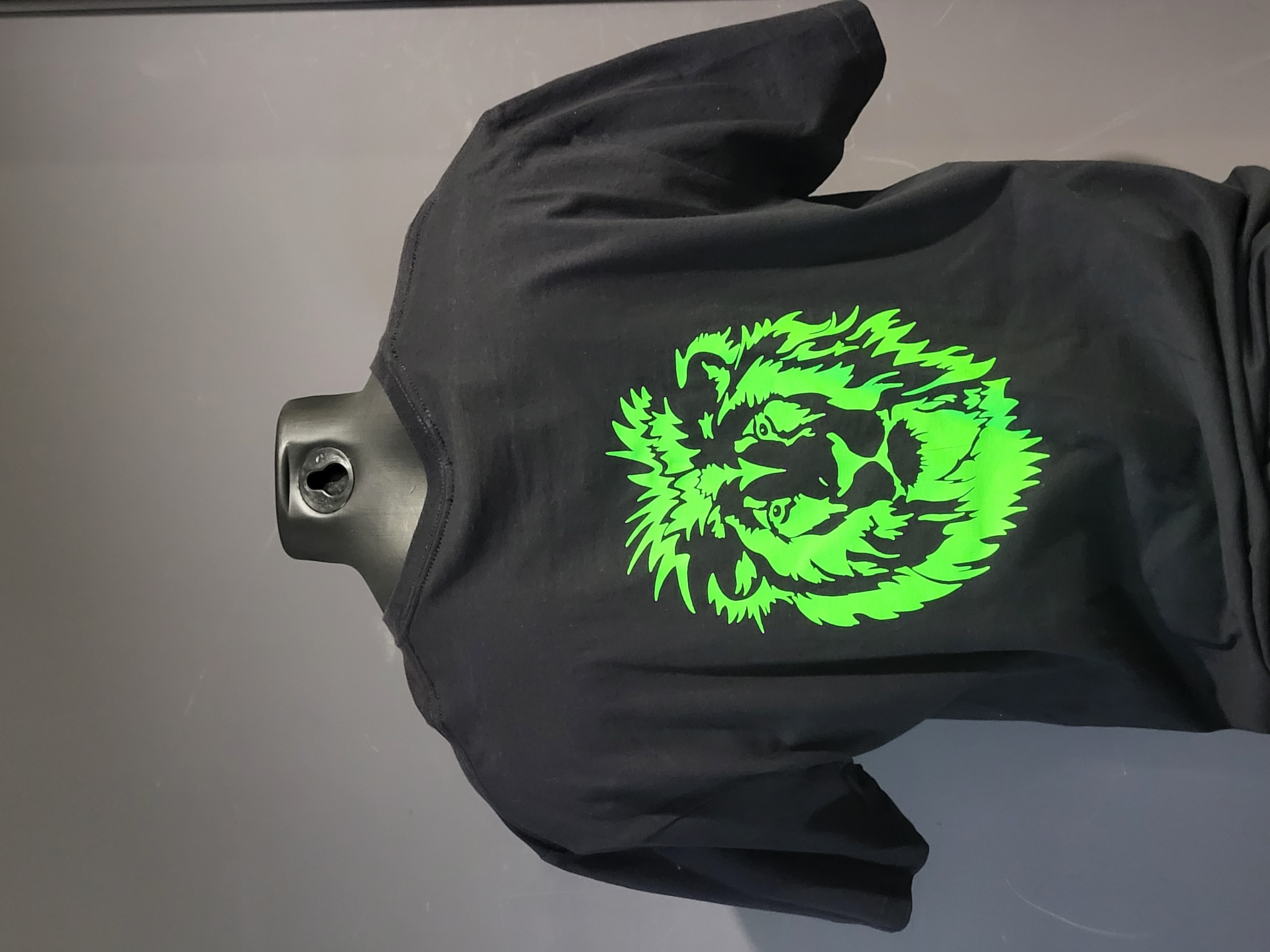 T-shirt homme noir avec motif de lion vert