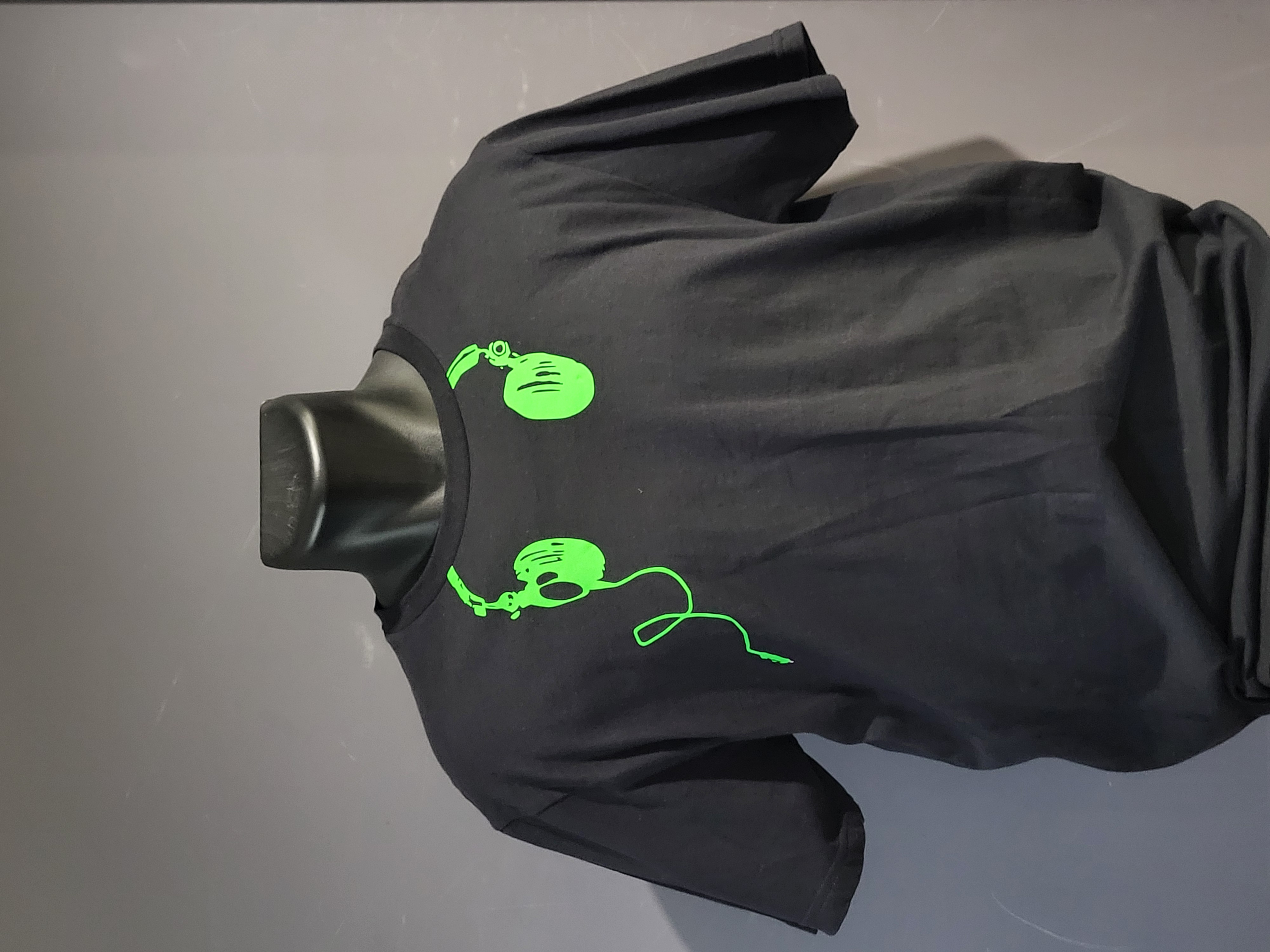 T-shirt homme noire avec impression casque vert