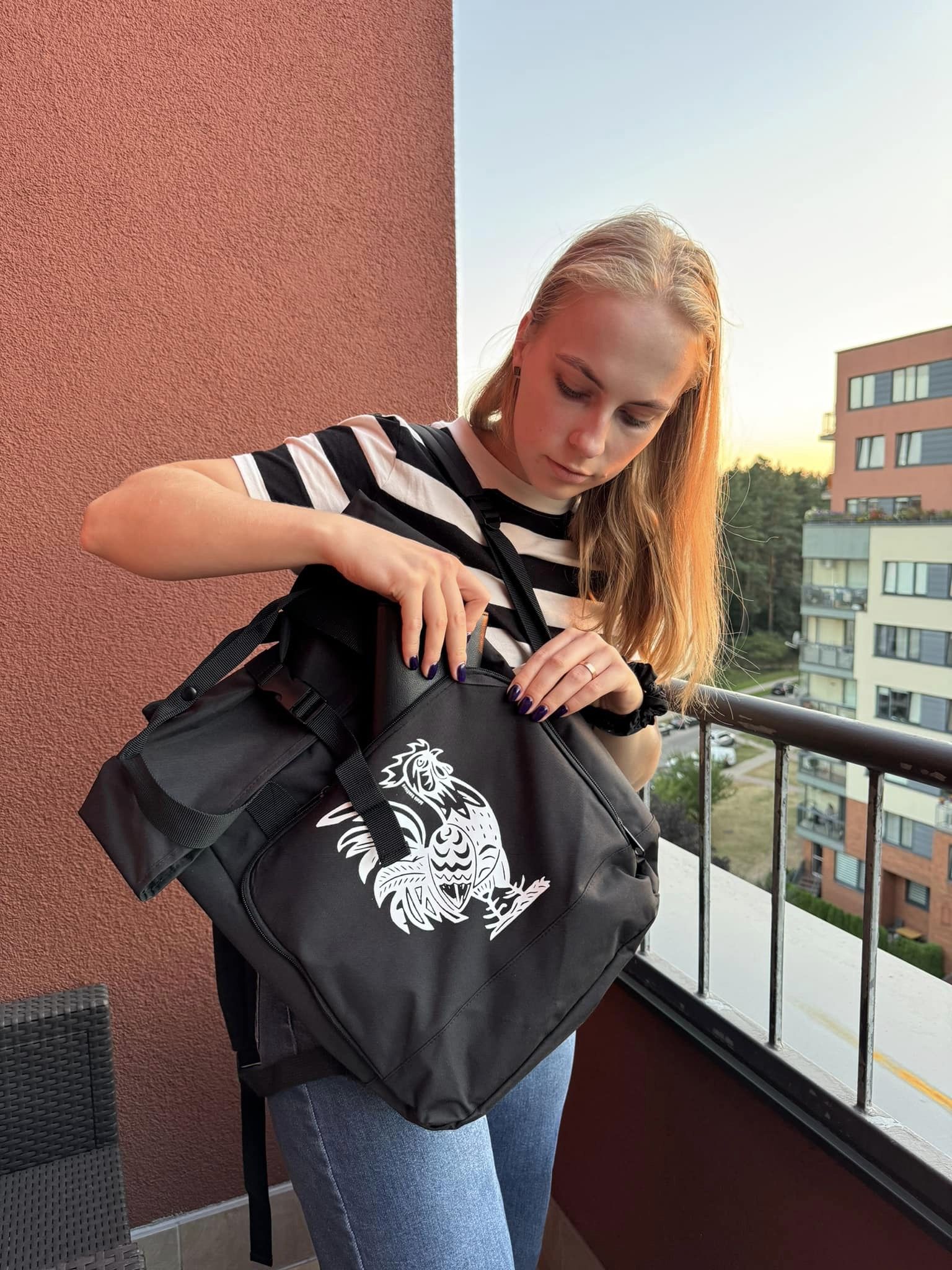 Kuprinė su raižiniu