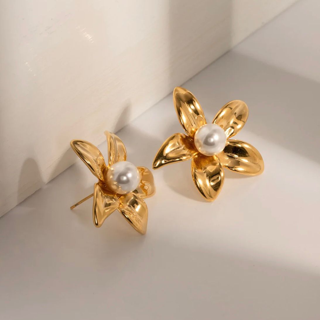 Gold Flower Pearl Earrings - Waterproof