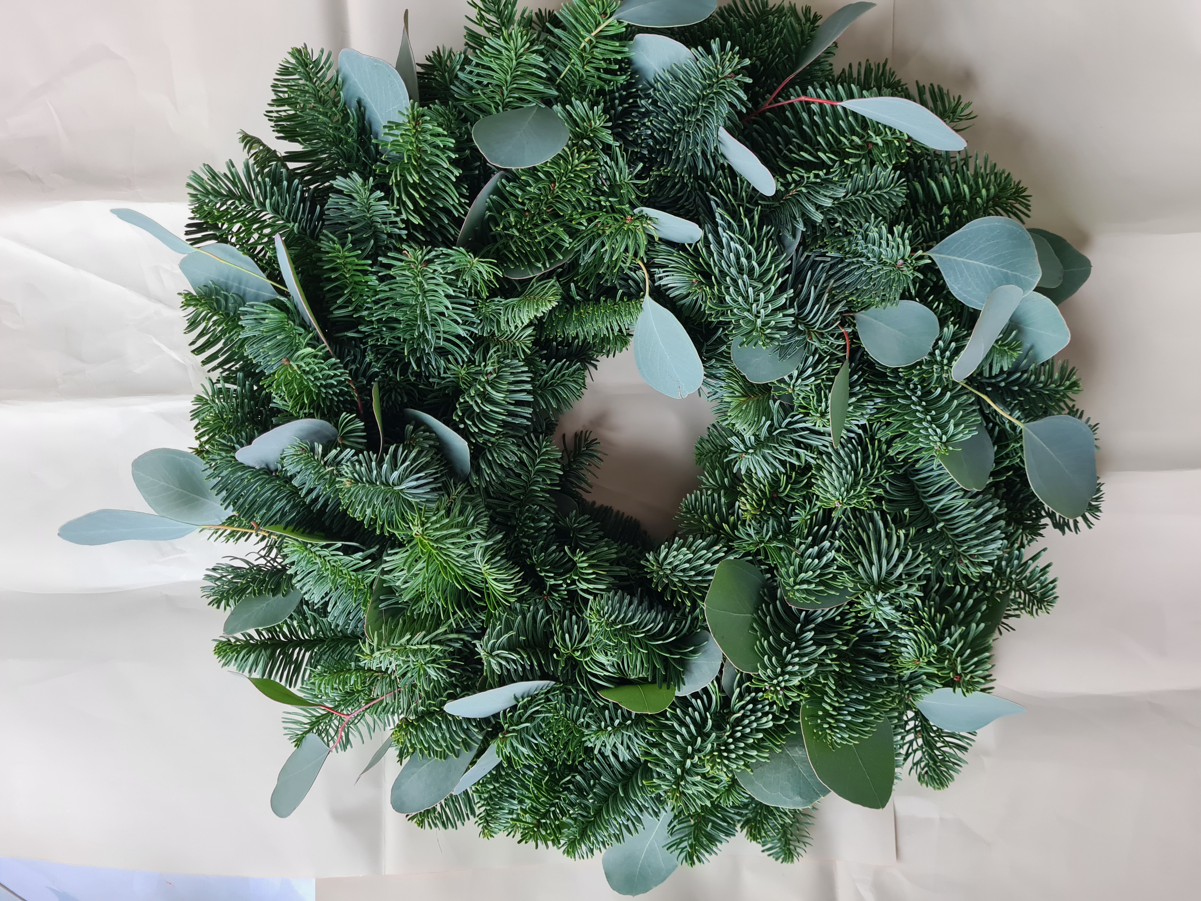 Galda vai durvju vainaga pamatne ar eikaliptu