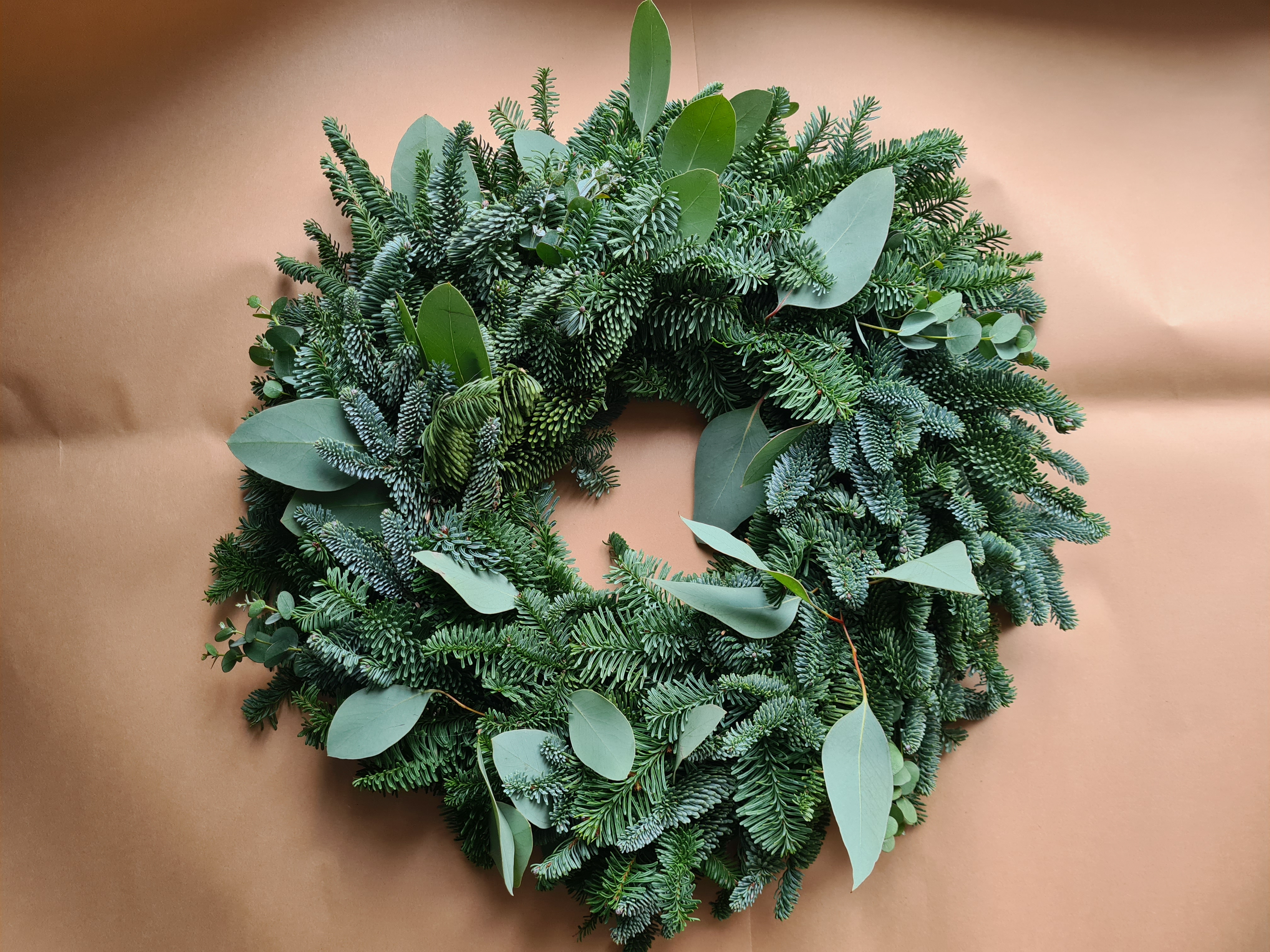 Galda vai durvju vainaga pamatne ar eikaliptu