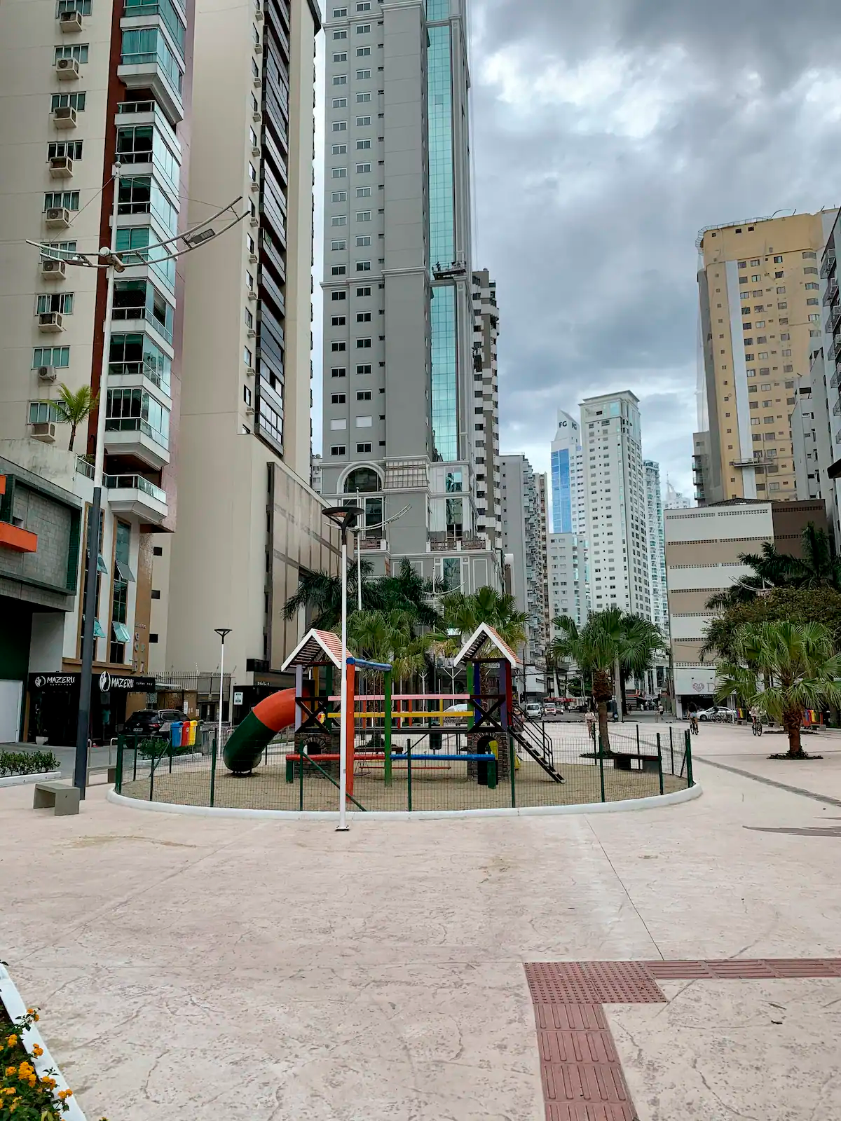 Apartamento Semi-Mobiliado - 50m da praia no Edifício Cândido Portinari