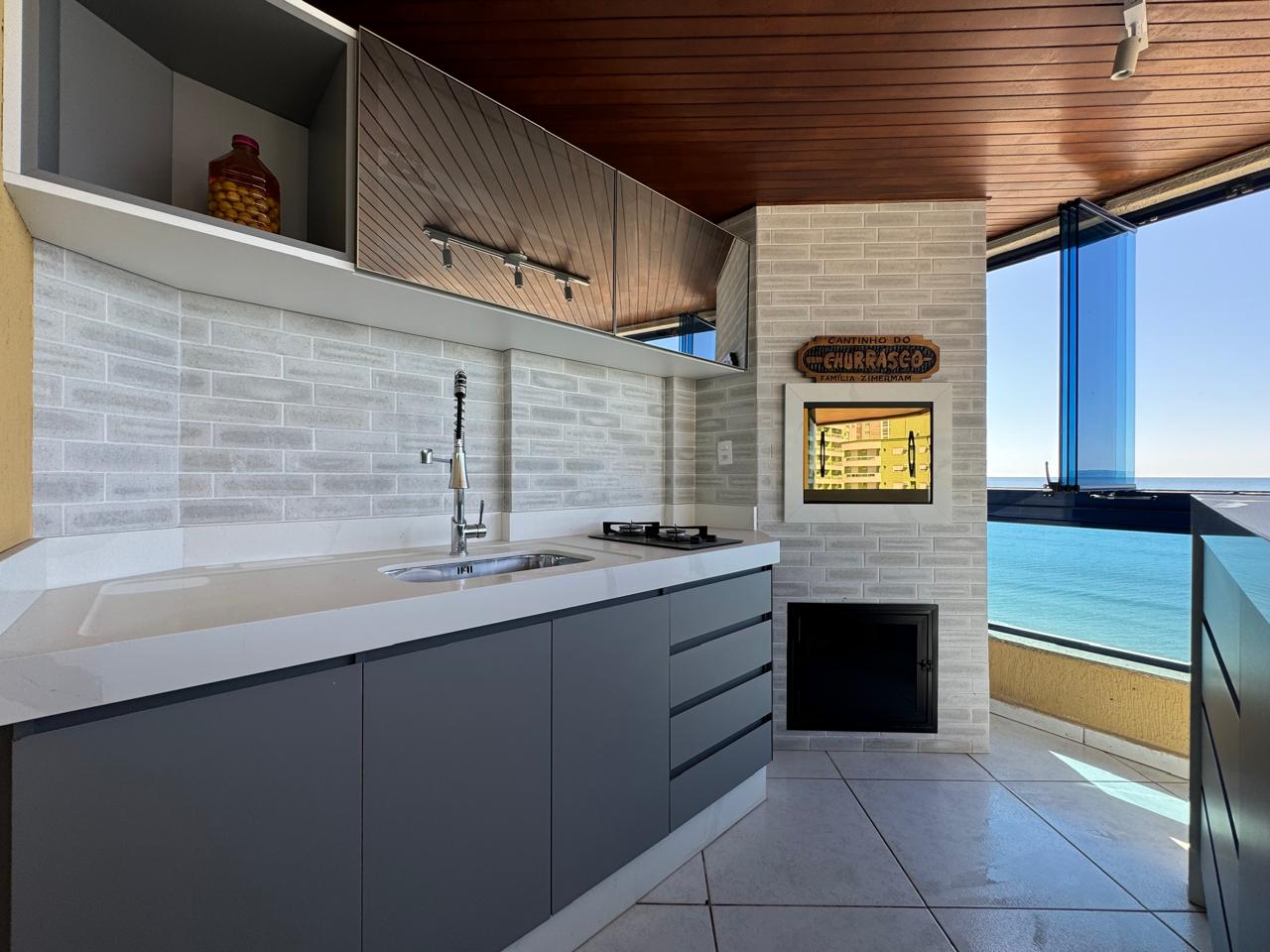 Apartamento Frente Mar no Edifício Lorenz - Meia Praia em Itapema/SC