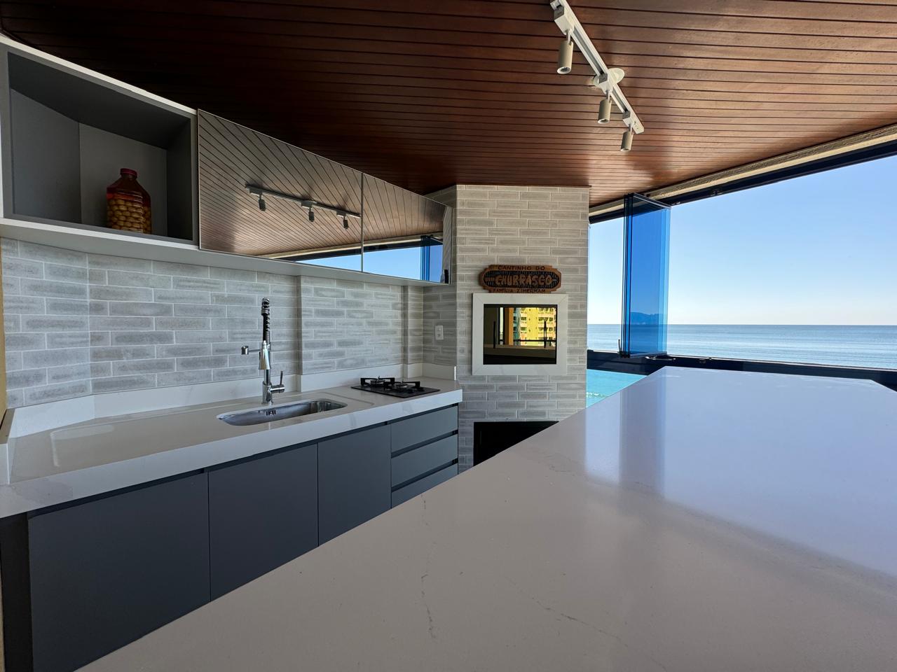 Apartamento Frente Mar no Edifício Lorenz - Meia Praia em Itapema/SC