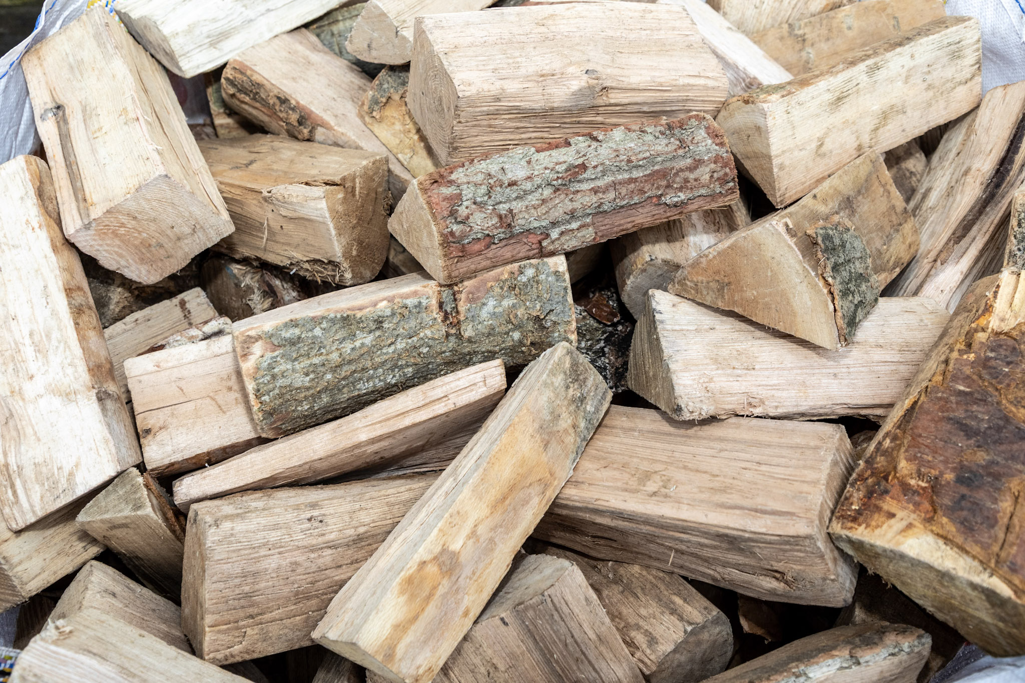 Kiln-Dried Hardwood Logs Bulk Bag - Ready To Burn