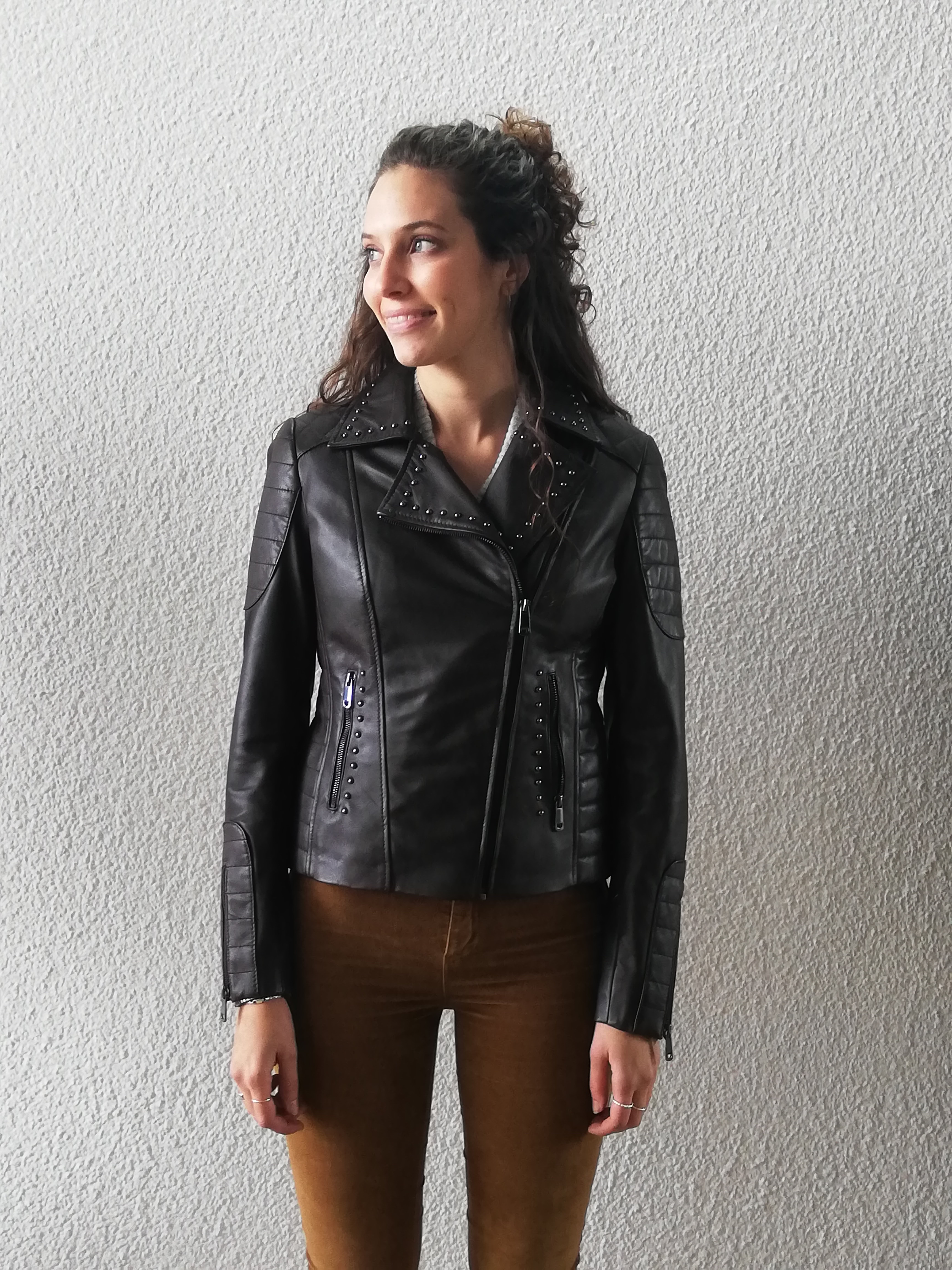 LAURITA - CAZADORA NAPA COLOR MARRON OSCURO CON TACHUELAS