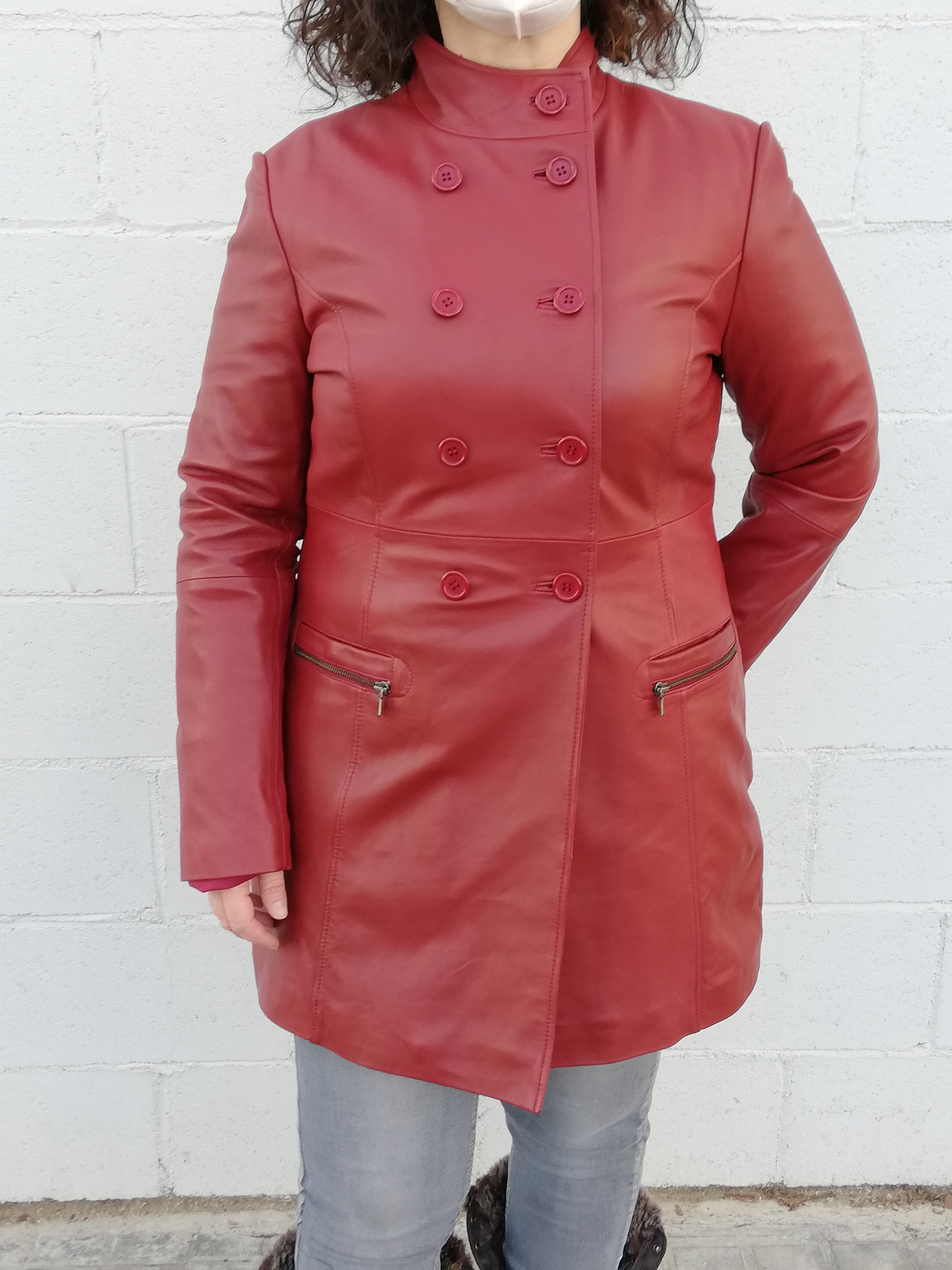 2053 - ABRIGO MUJER NAPA ROJA  AJUSTABLE EN CINTURA