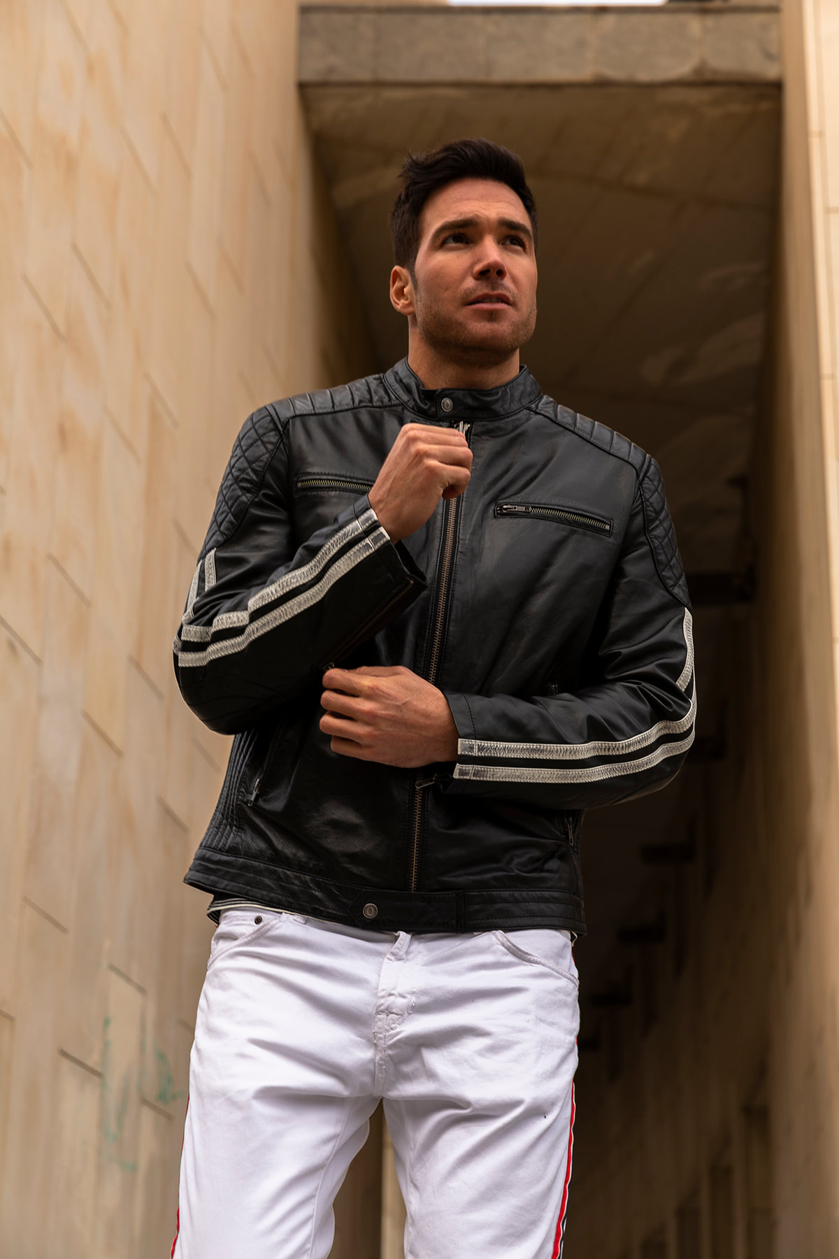 ROB MOTERA HOMBRE TIRAS EN LA MANGA
