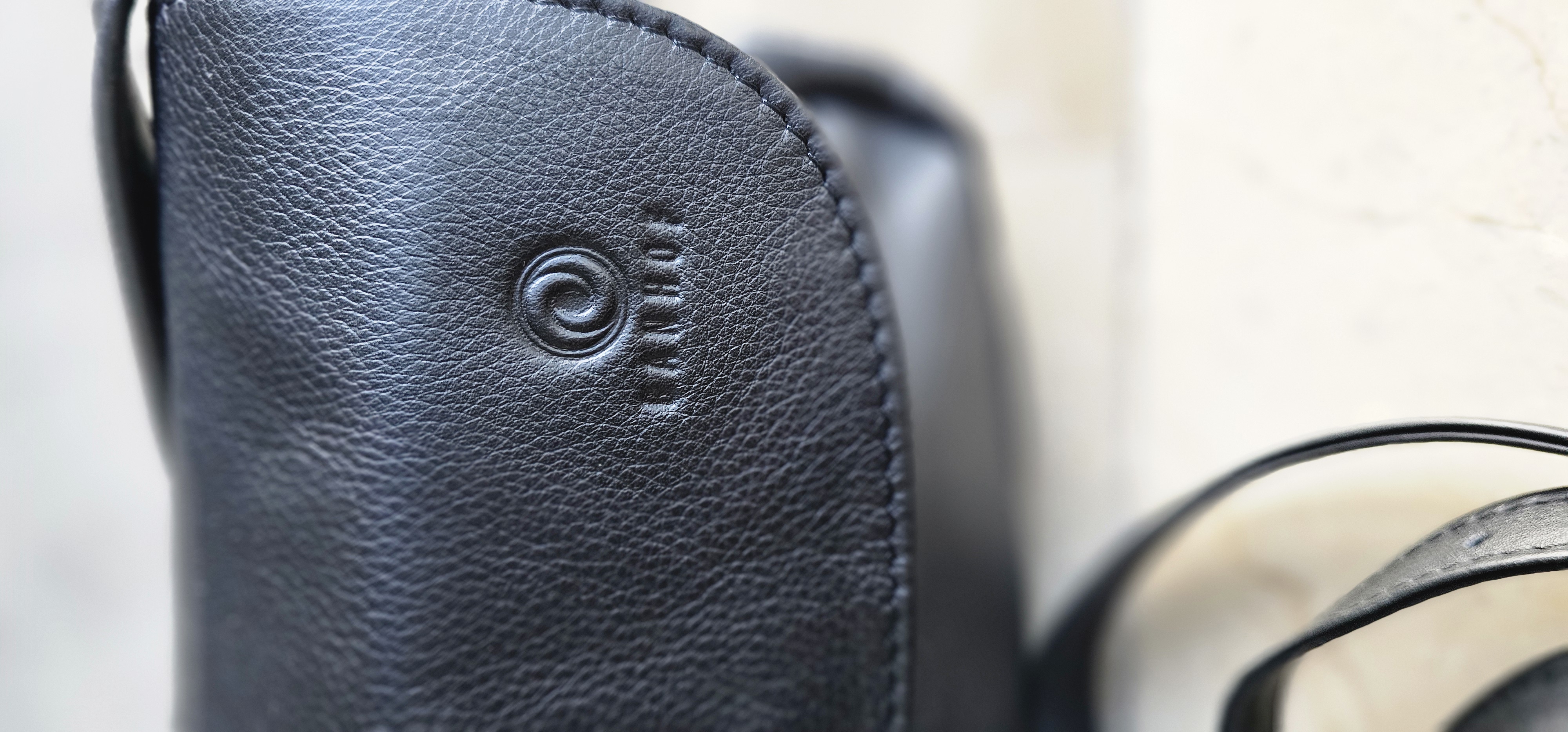 BOLSO PEQUEÑO NEGRO MUJER CON TIRA AJUSTABLE Y PARA CRUZAR