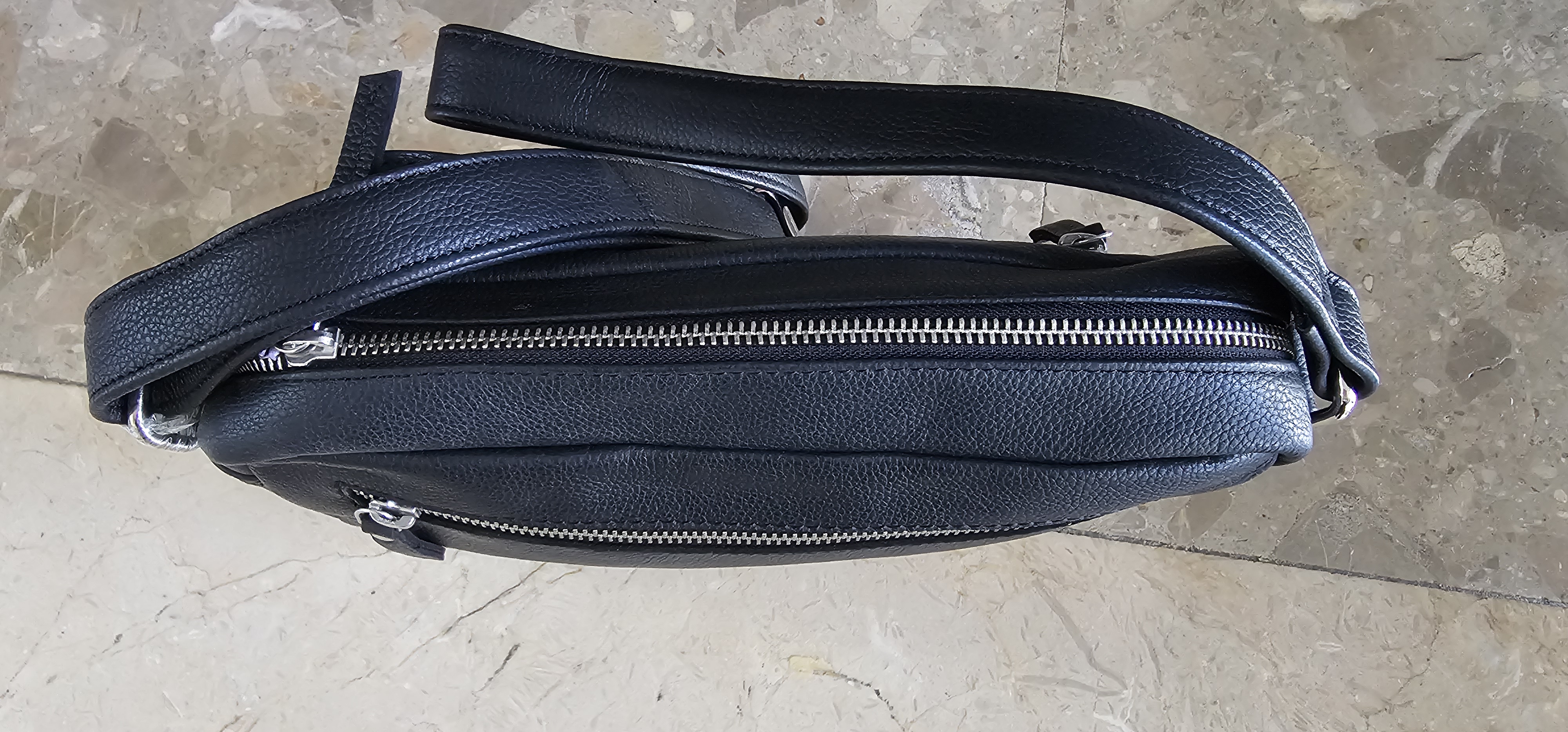 B05  BOLSO MEDANO NEGRO MUJER CON TIRA AJUSTABLE Y PARA CRUZAR
