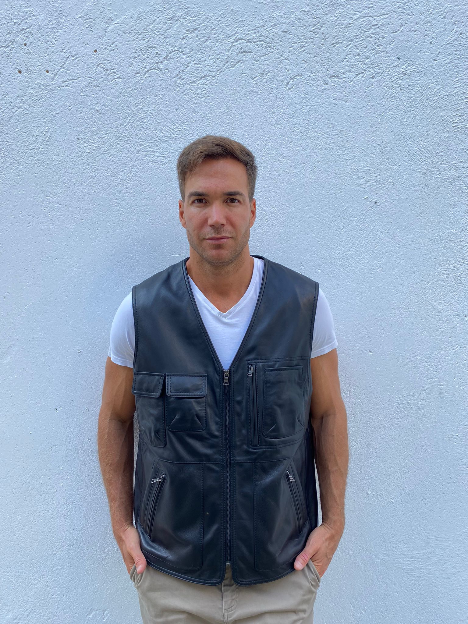 Chaleco de cuero negro tipo reporter