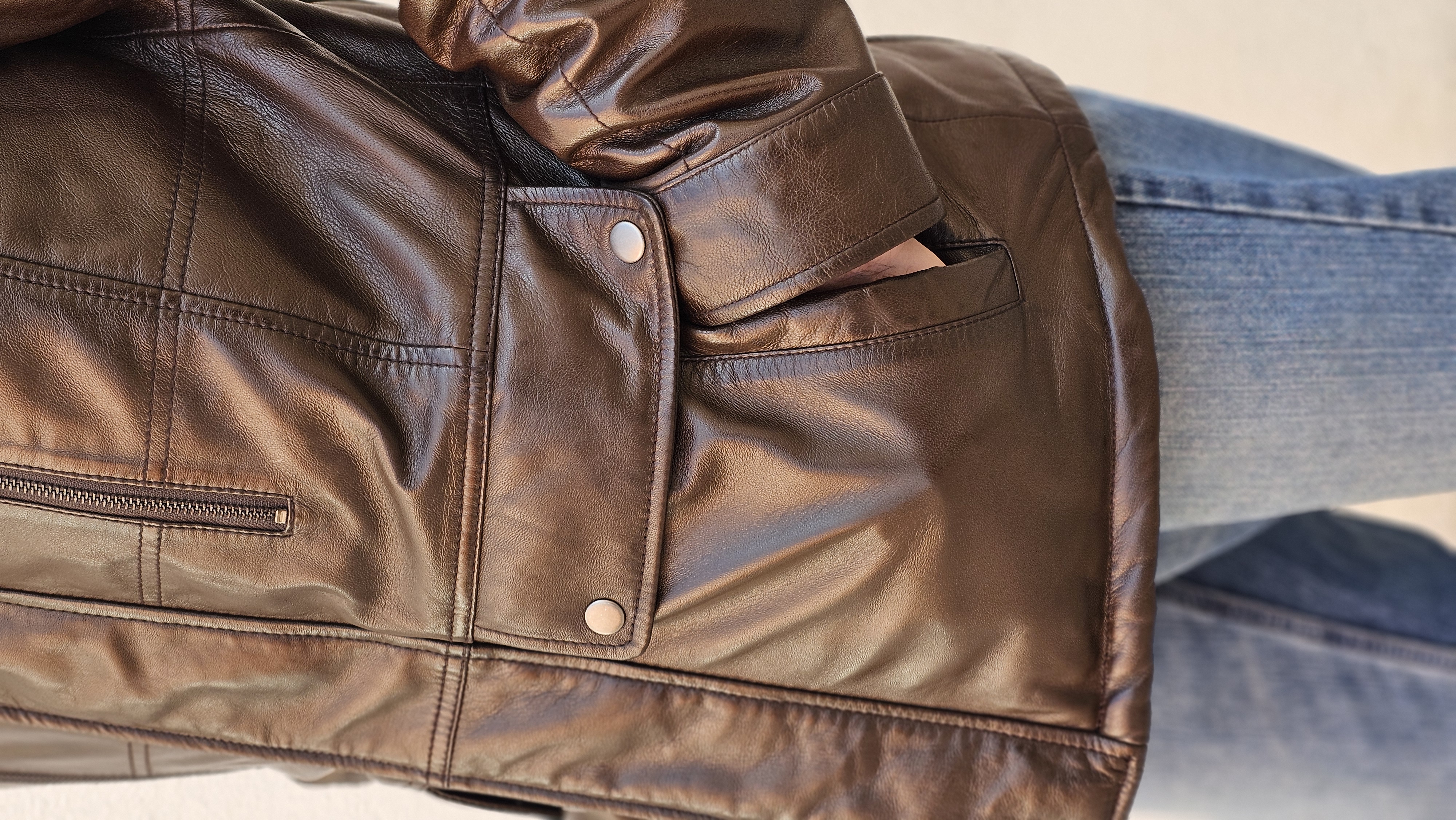 Chaqueta de cuero marrón muy acolchado de marca BANHOF