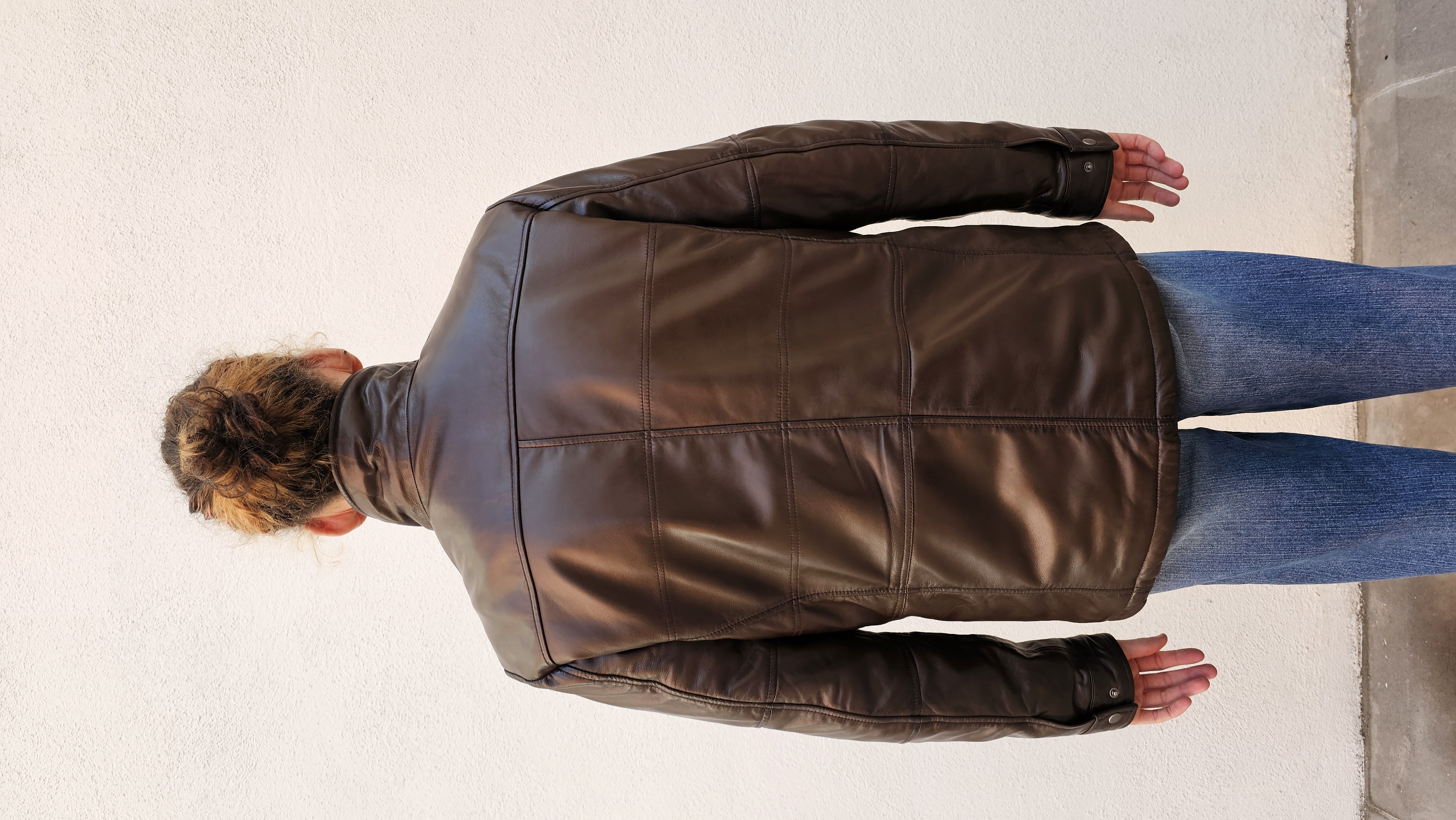 Chaqueta de cuero marrón muy acolchado de marca BANHOF