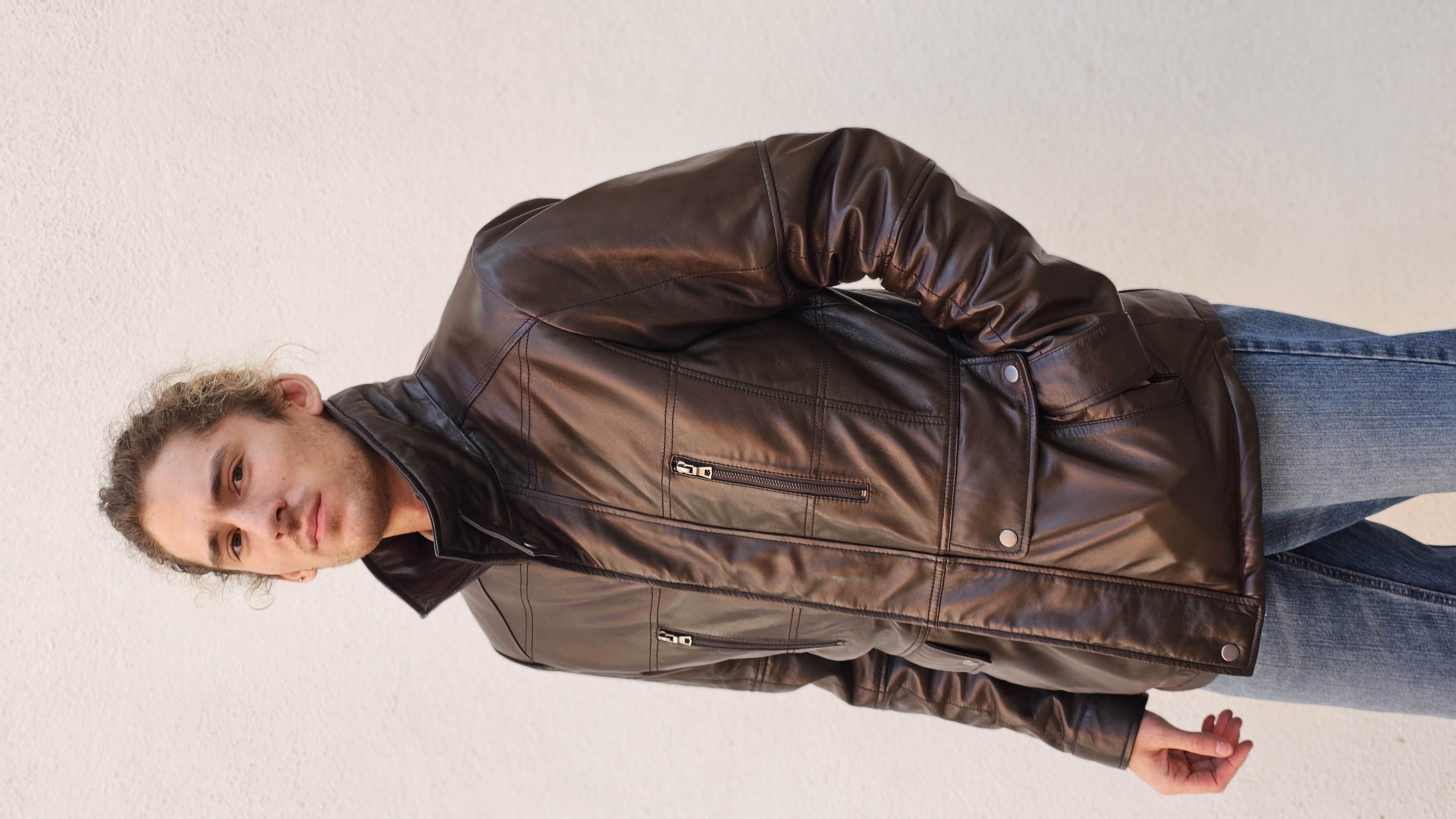 Chaqueta de cuero marrón muy acolchado de marca BANHOF