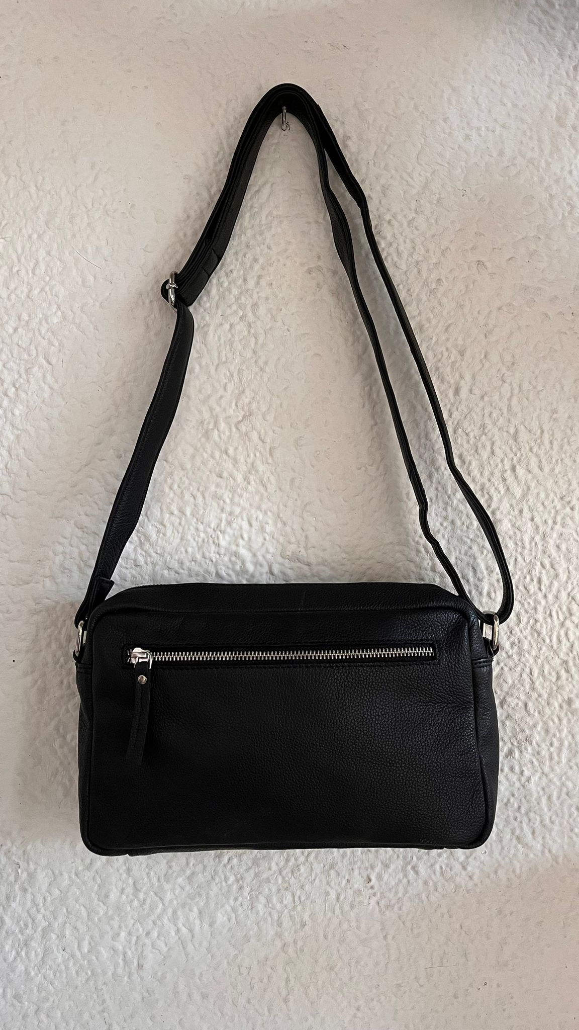 B05  BOLSO MEDANO NEGRO MUJER CON TIRA AJUSTABLE Y PARA CRUZAR