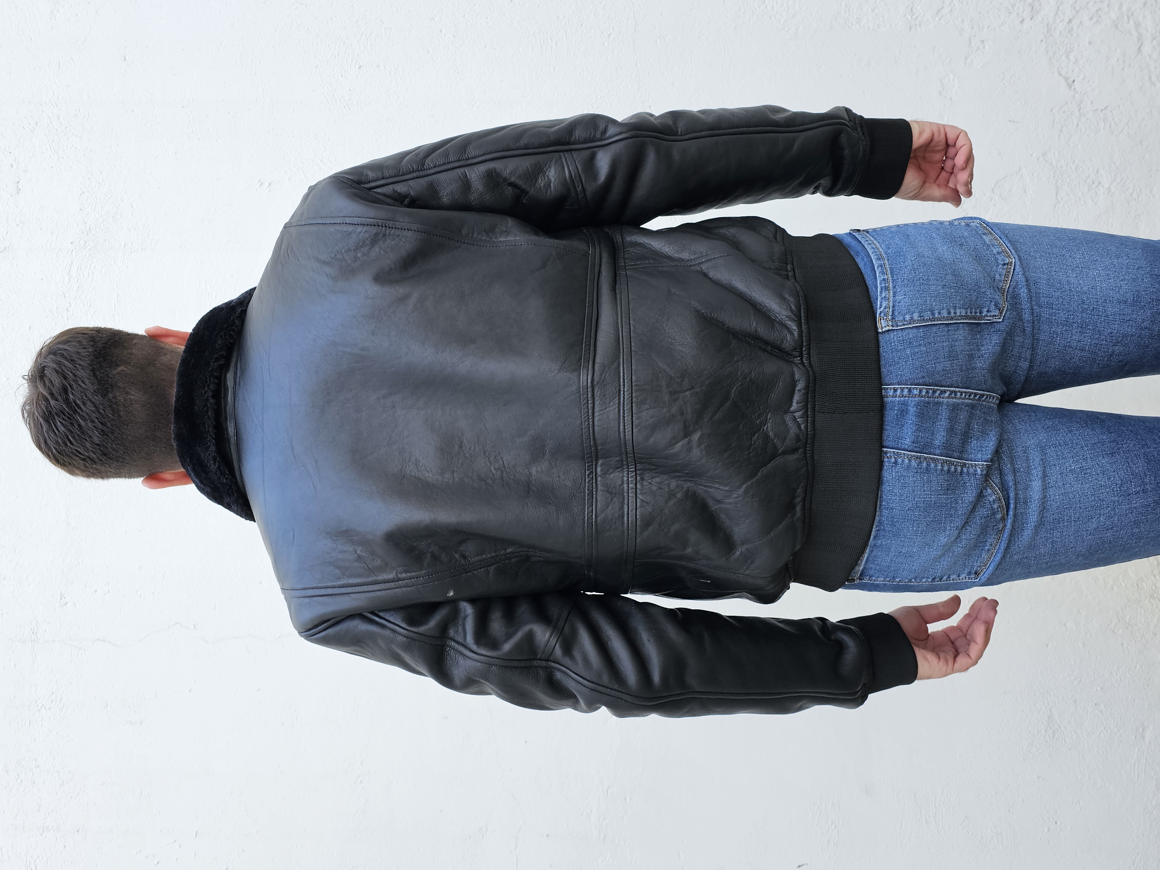 004   - CAZADORA HOMBRE EN NEGRO