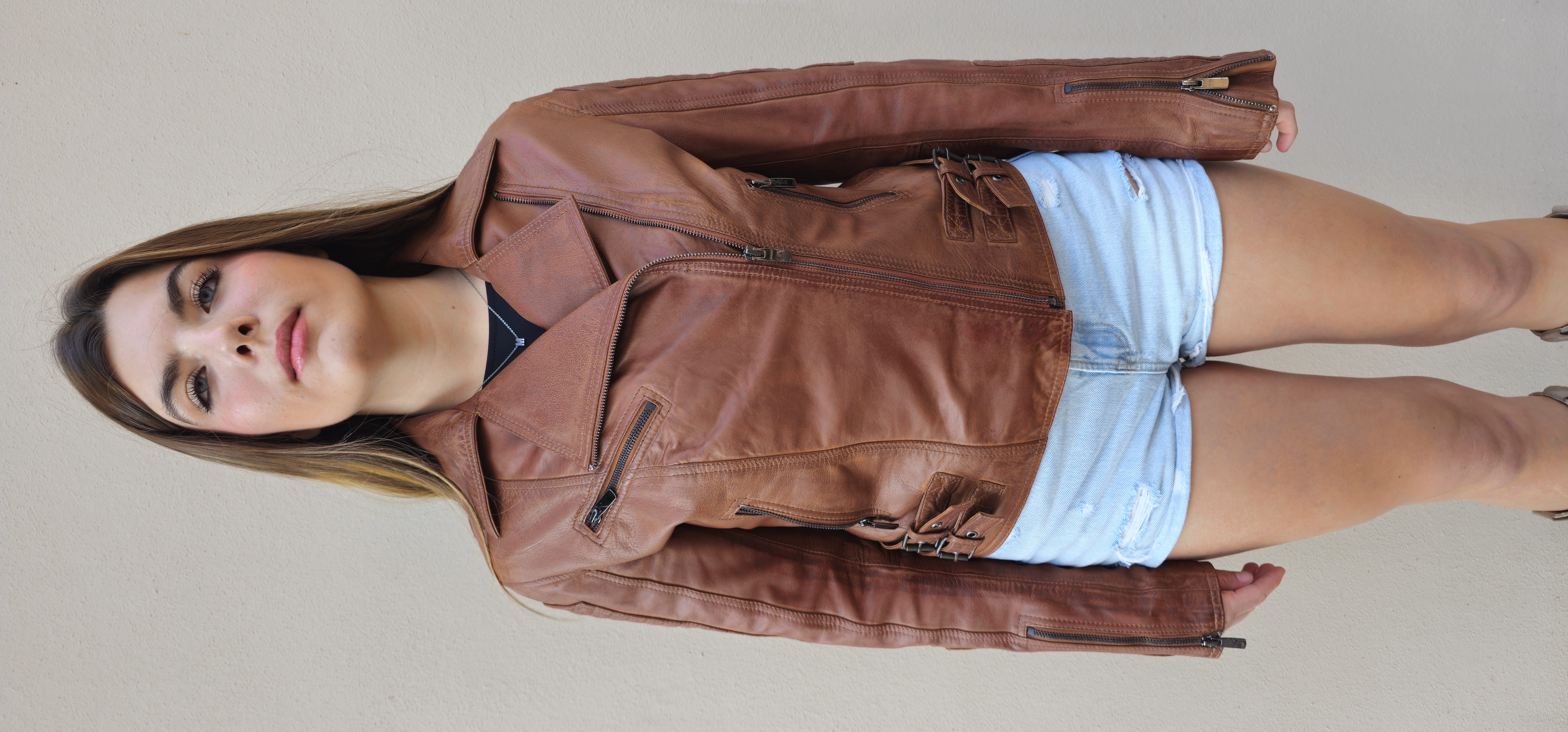Cristina Cruzada mujer color camel con hebillas en el lateral