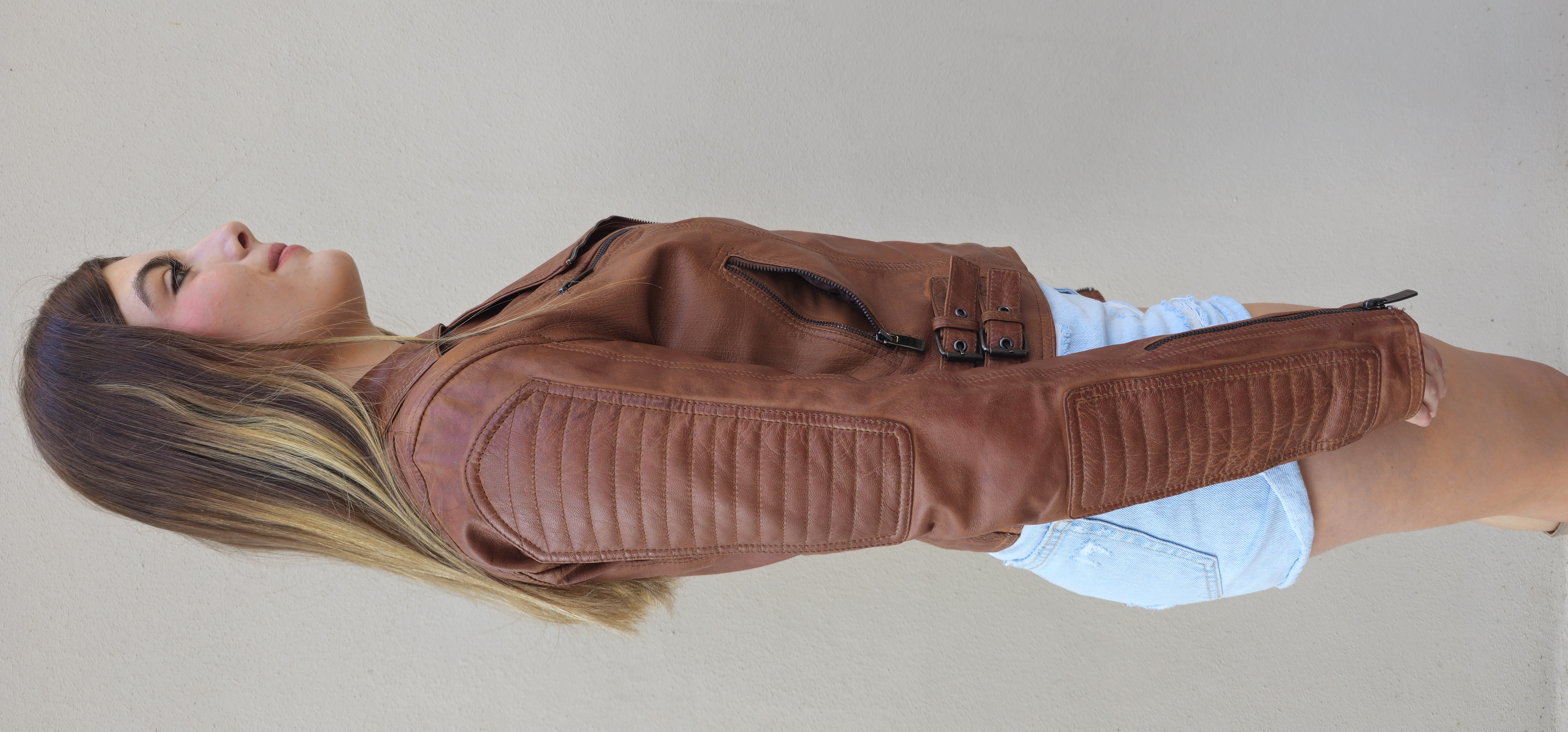Cristina Cruzada mujer color camel con hebillas en el lateral