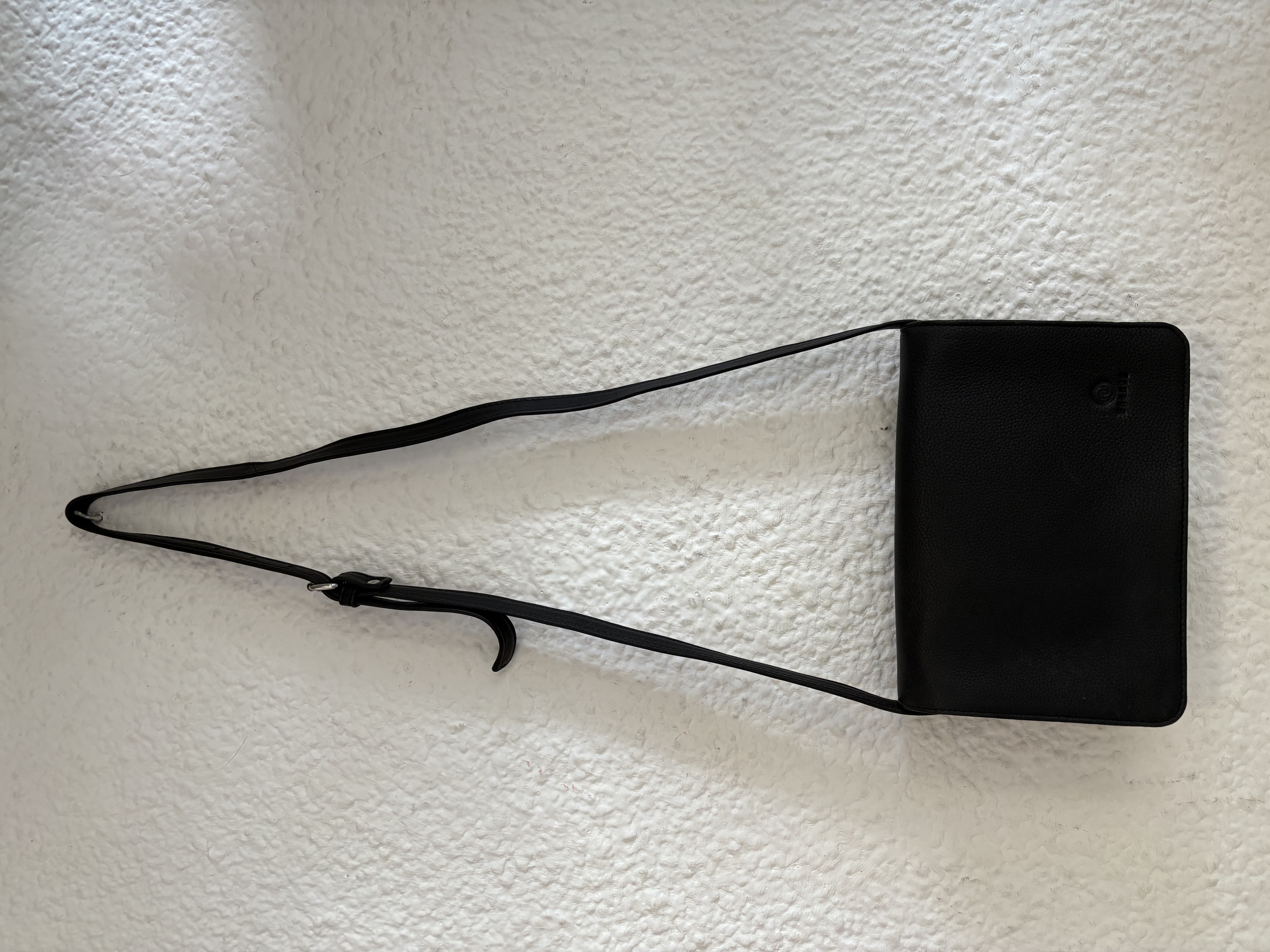 Bolso de cuero , clásico, ligero en color negro