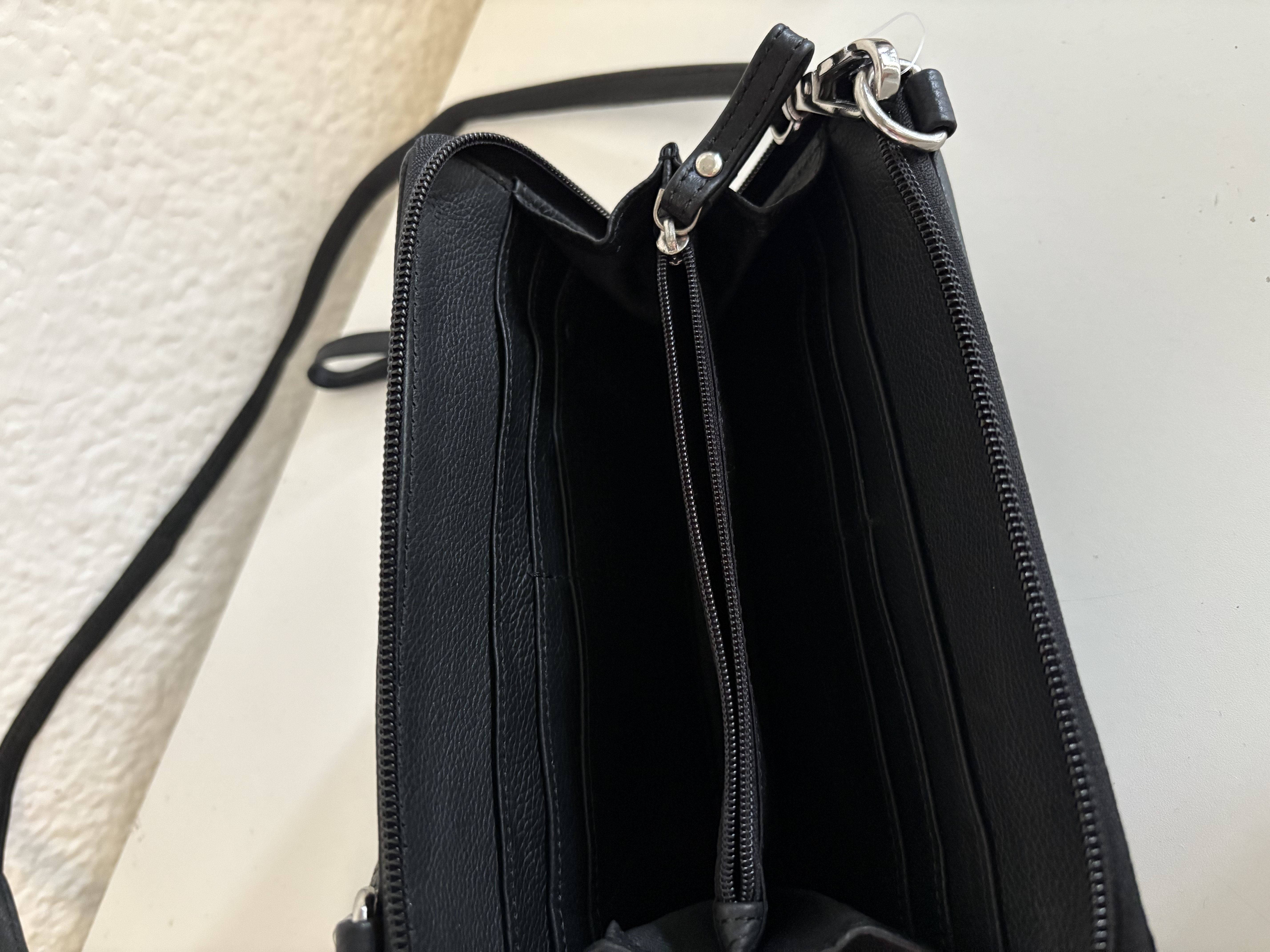 Bolso de cuero , clásico, ligero en color negro