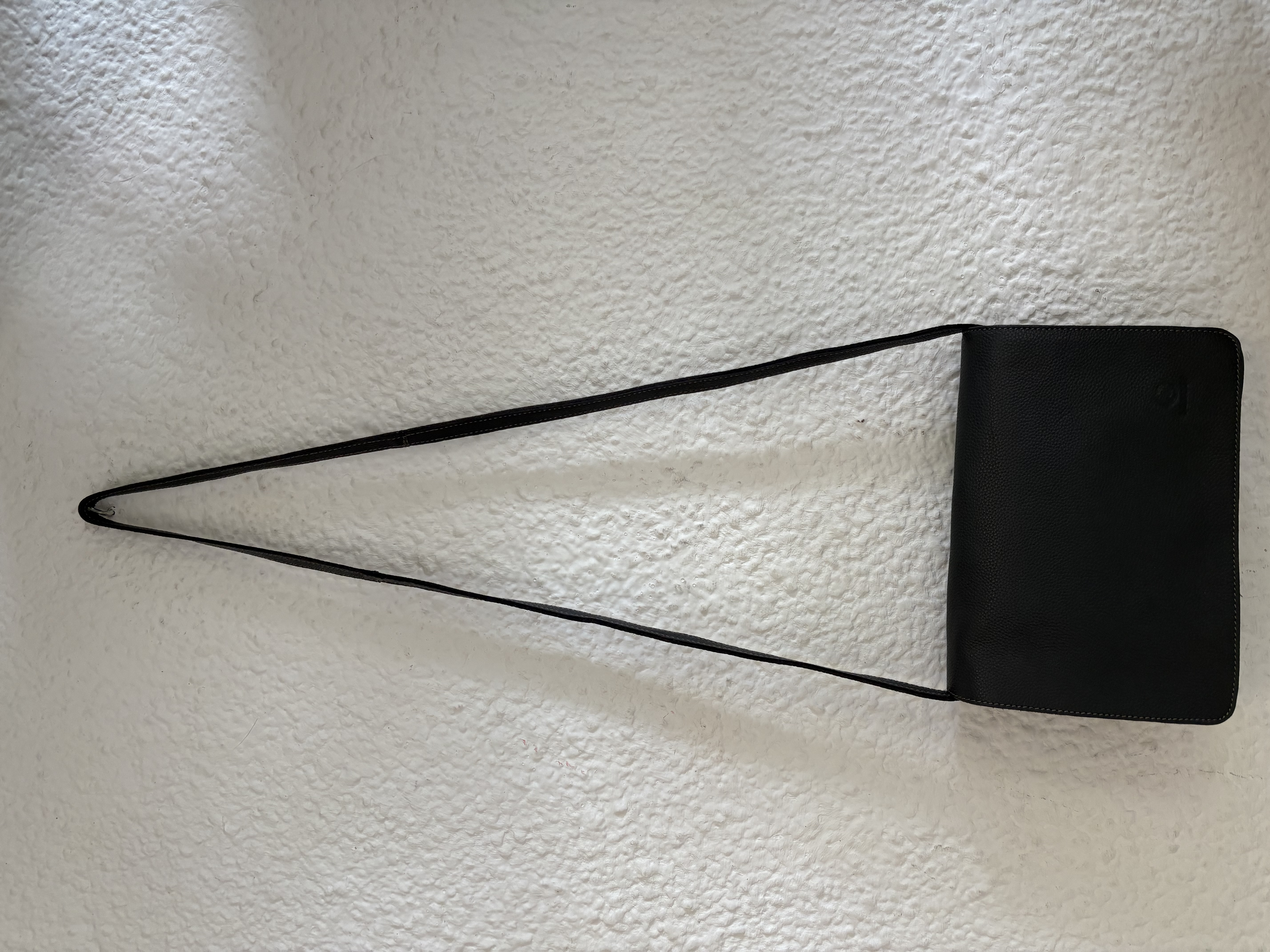 Bolso de cuero , clásico, ligero en color negro