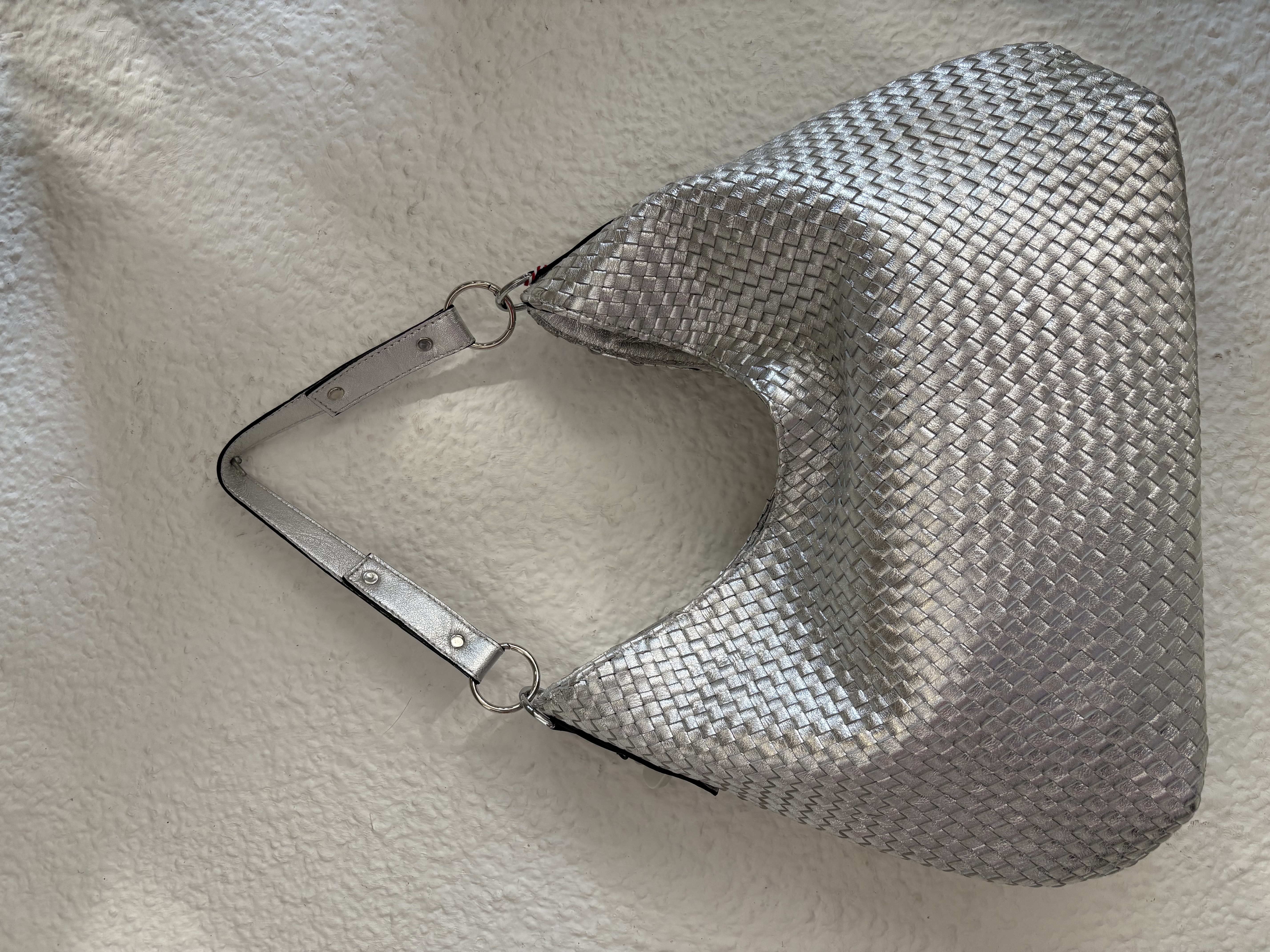 B2412BBRILANTE Bolso plateado trenzado