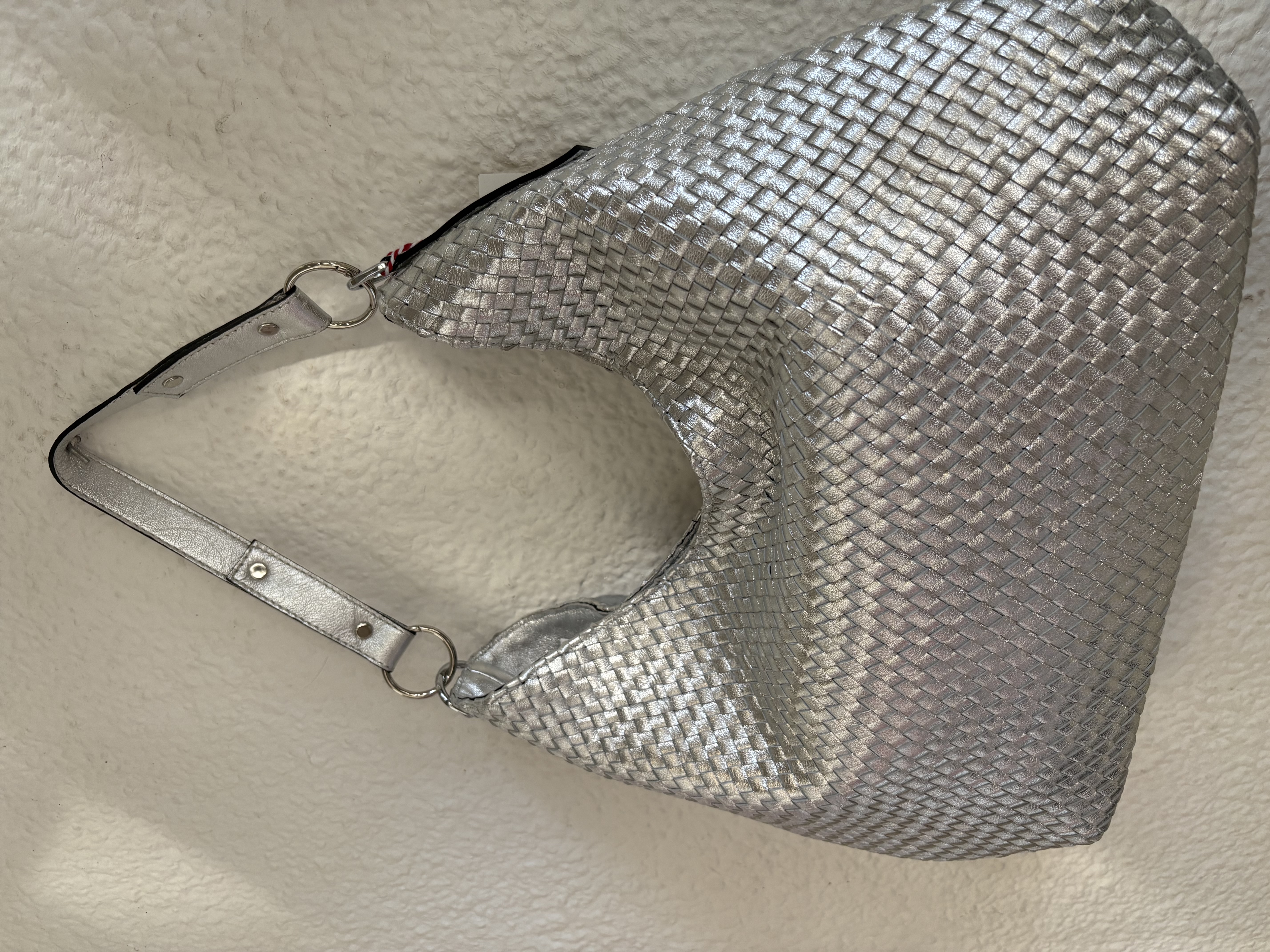 B2412BBRILANTE Bolso plateado trenzado
