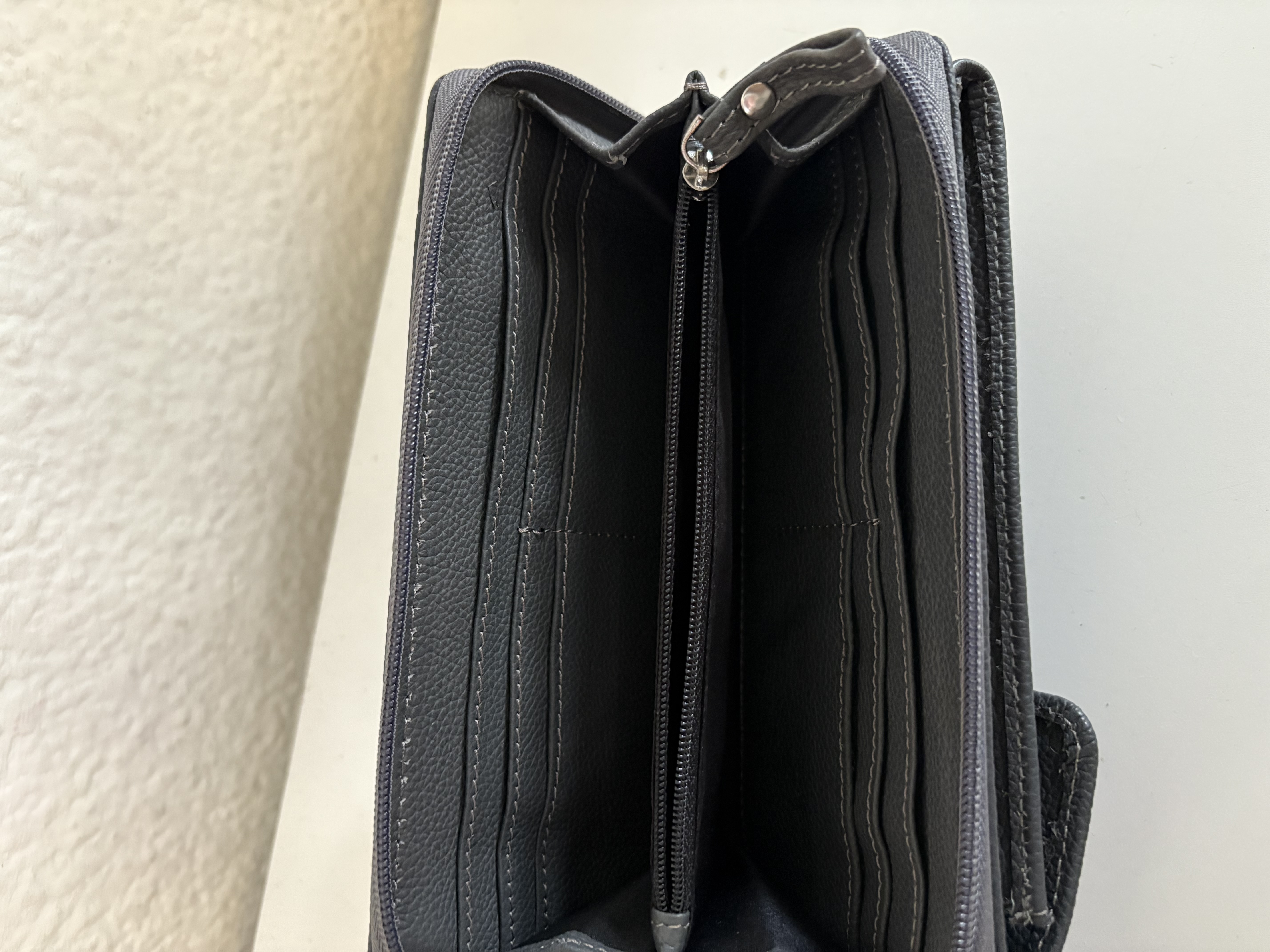 B2405N - Cartera de cuero negro