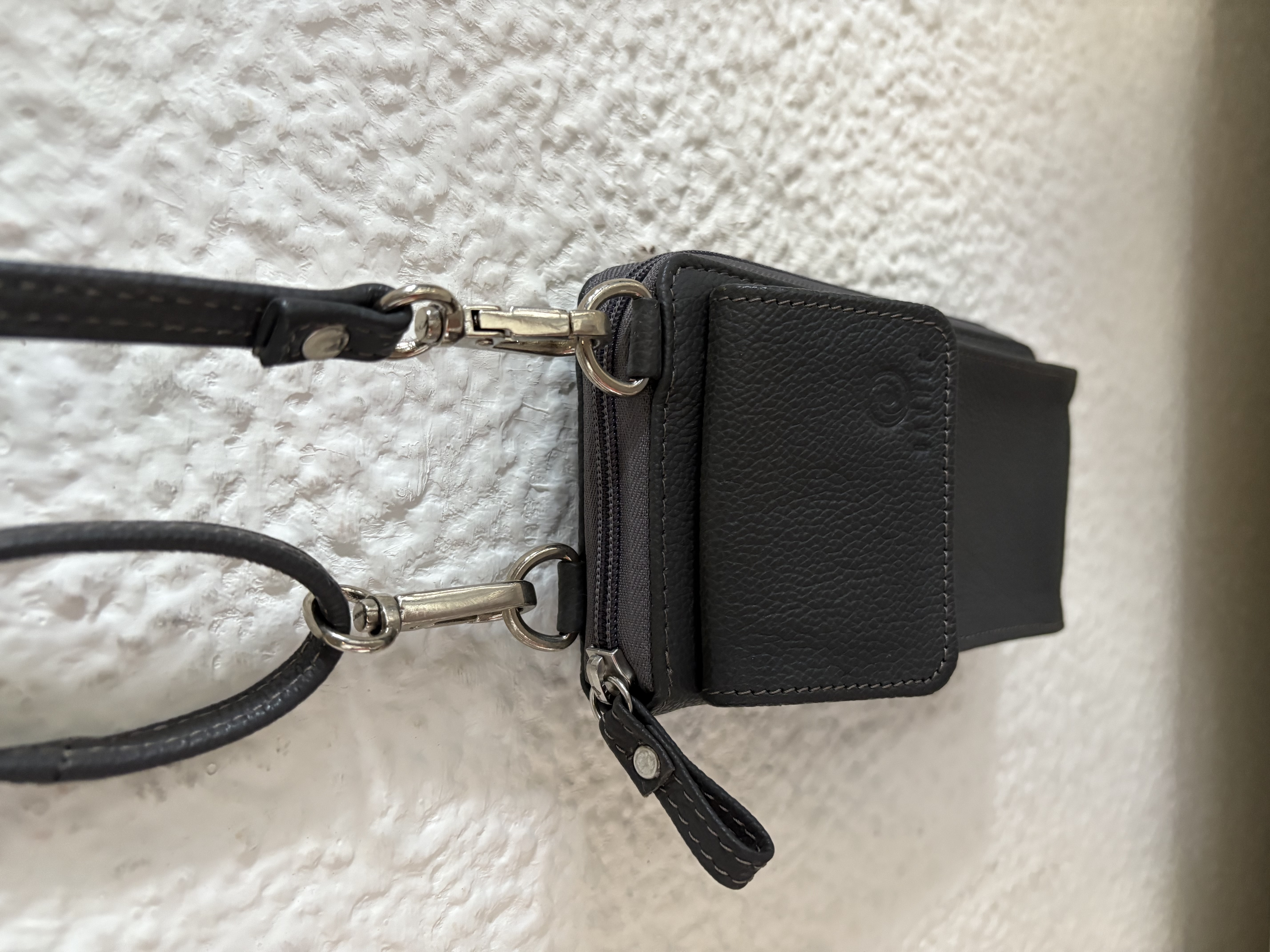B2405N - Cartera de cuero negro