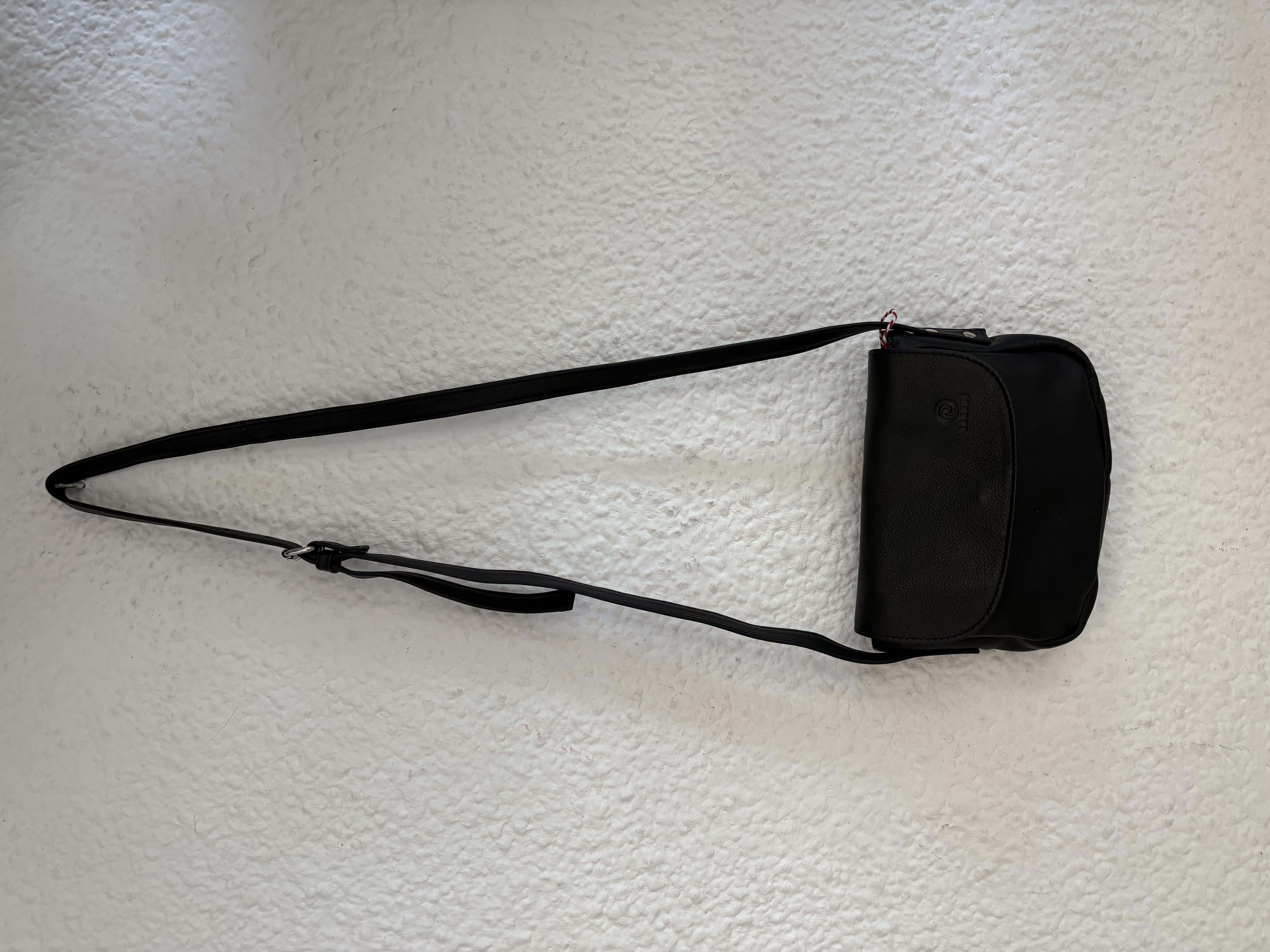 BOLSO PEQUEÑO NEGRO MUJER CON TIRA AJUSTABLE Y PARA CRUZAR