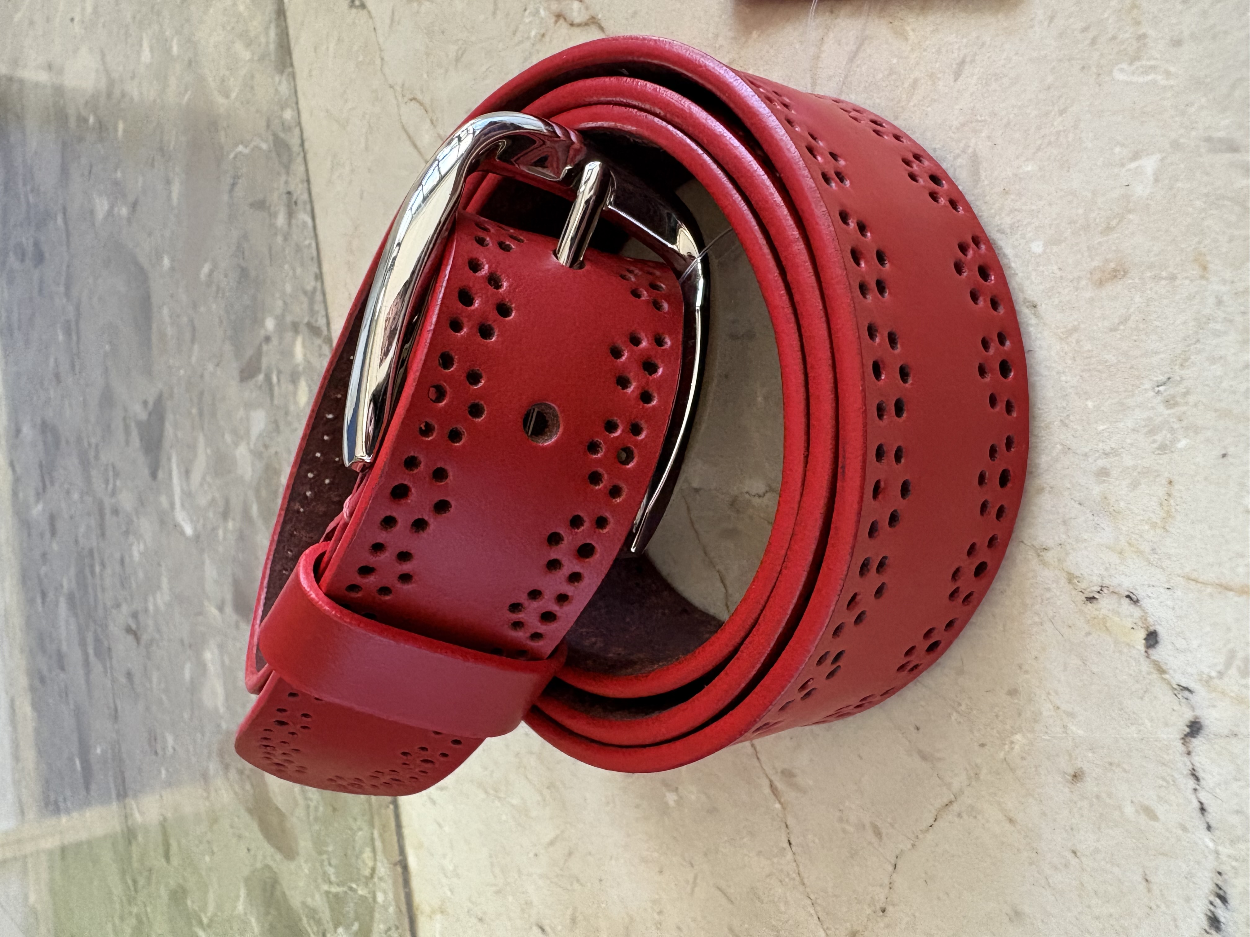 061 - Cinturón rojo de cuero