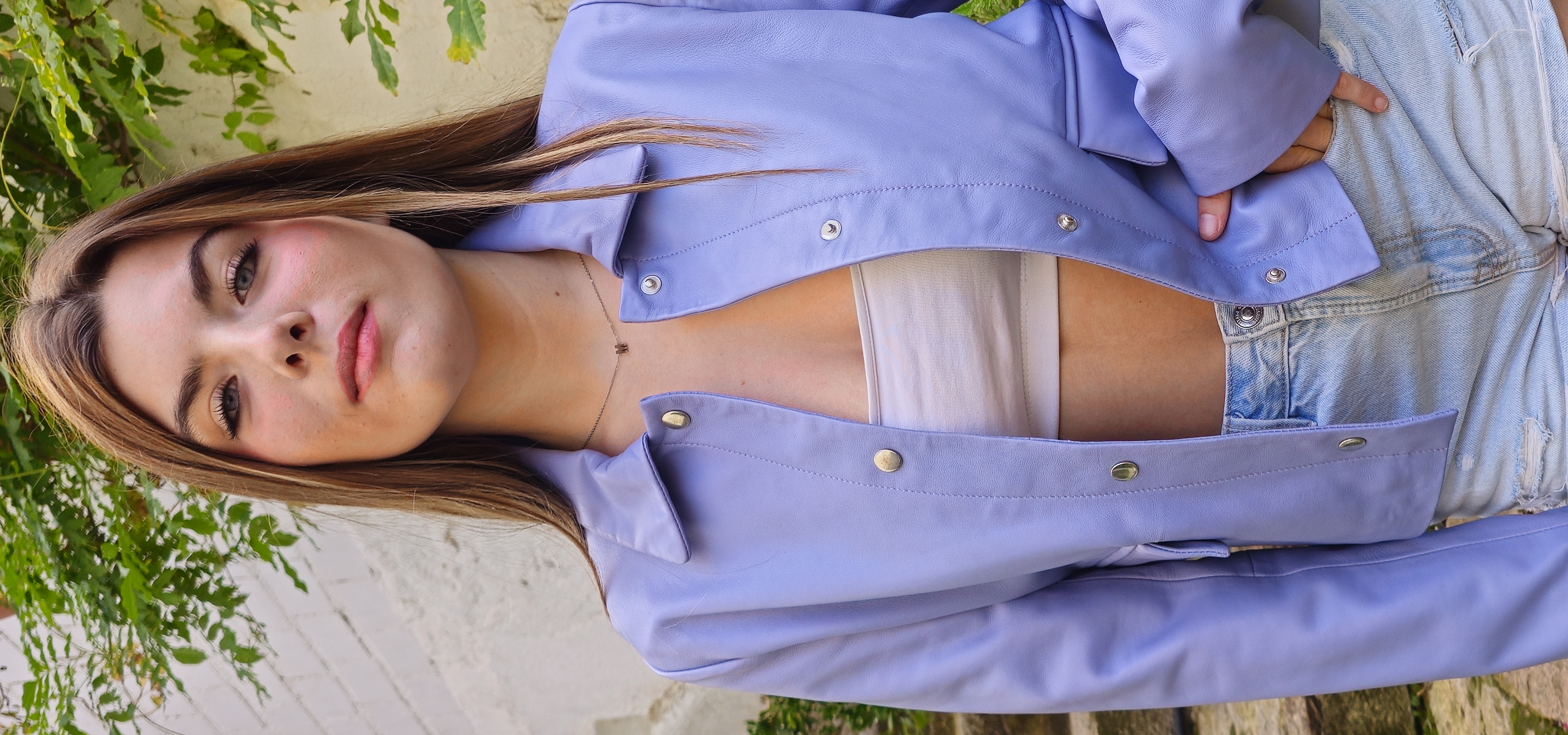 1009 - Chaqueta con automáticos de cuero  color lavanda , bolsillos con solapa y cuello camisero