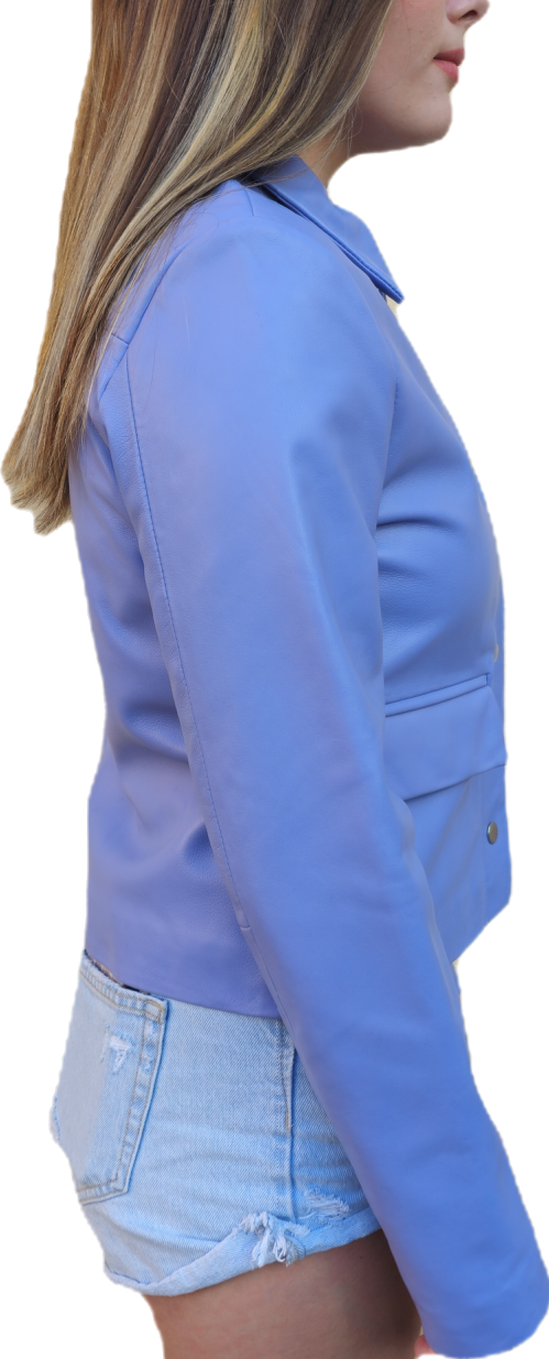 1009 - Chaqueta con automáticos de cuero  color lavanda , bolsillos con solapa y cuello camisero