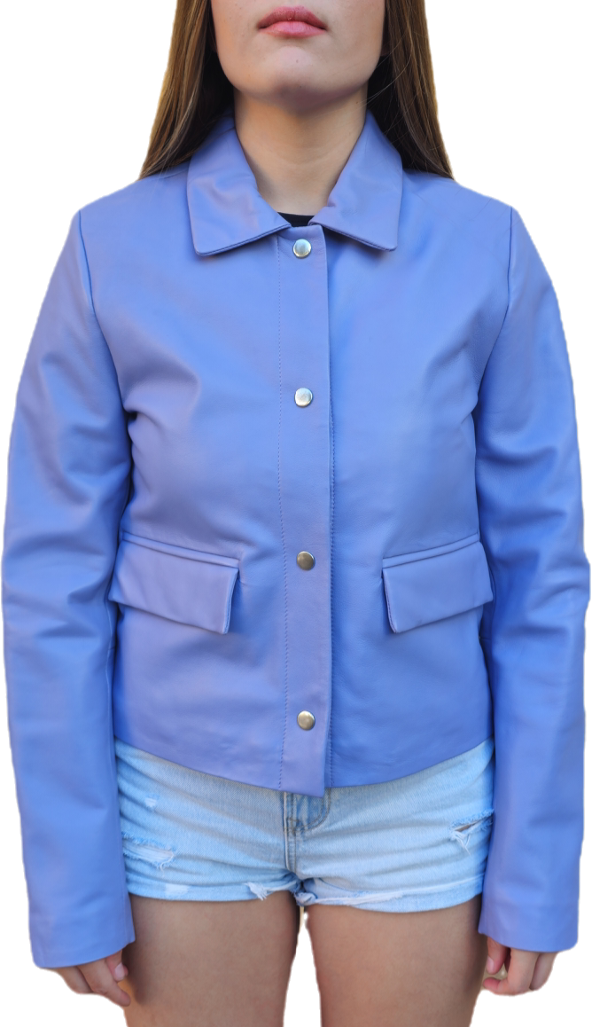1009 - Chaqueta con automáticos de cuero  color lavanda , bolsillos con solapa y cuello camisero