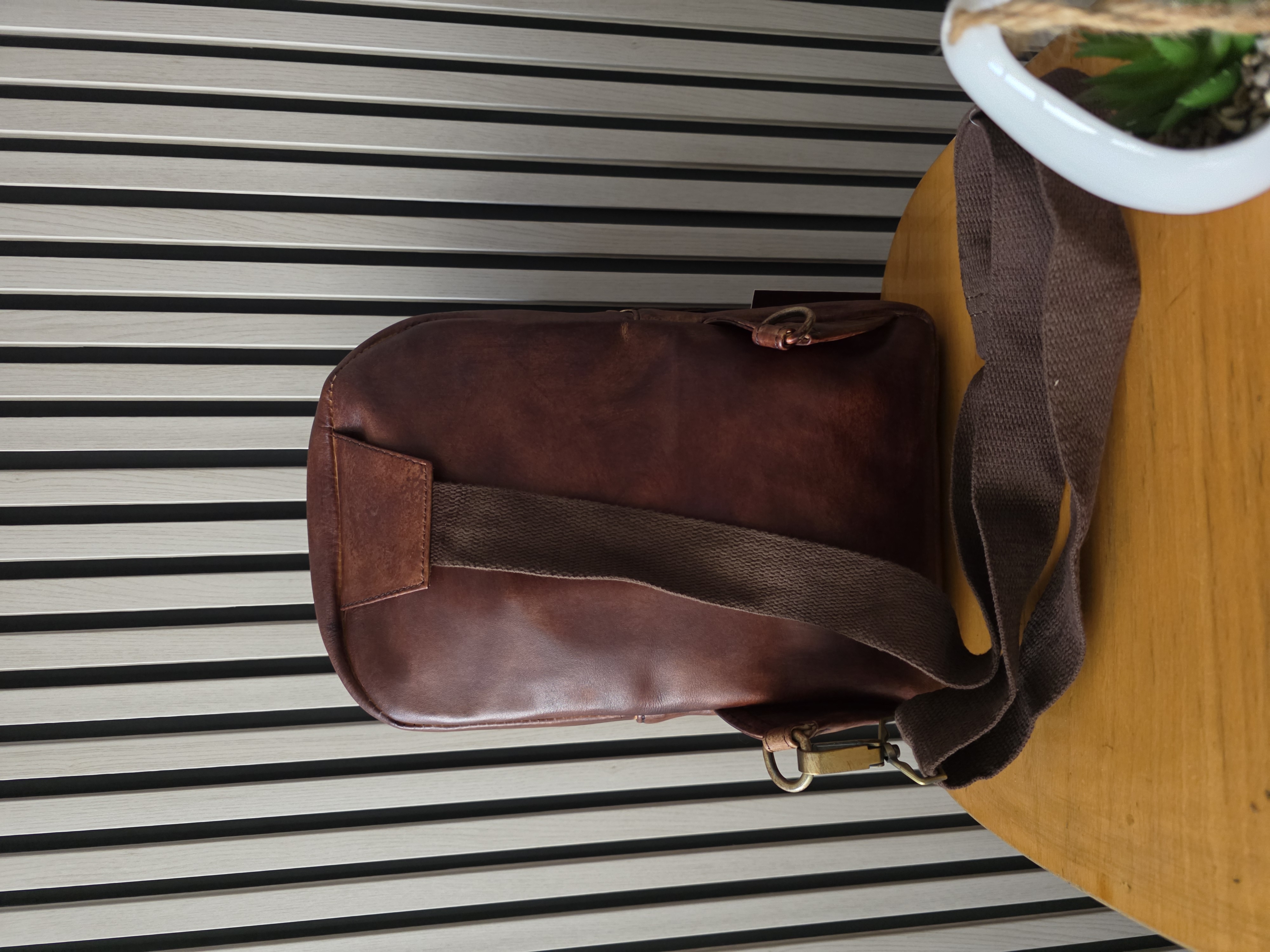 B 2065 - BOLSO BANDOLERA EN PIEL VACUNA DE ALTA CALIDAD CON ABADO ENGRASADO 