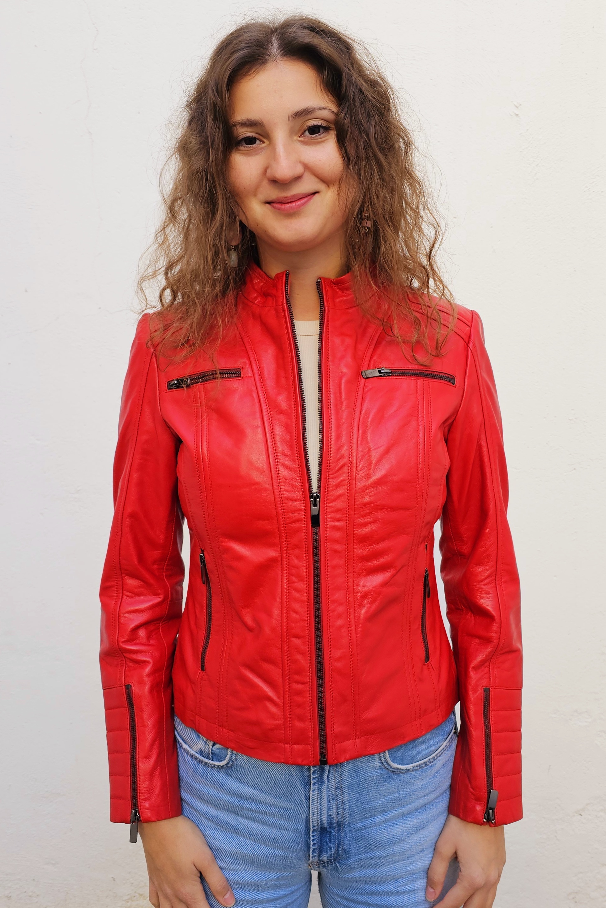 Chaqueta roja de cuero tipo motera