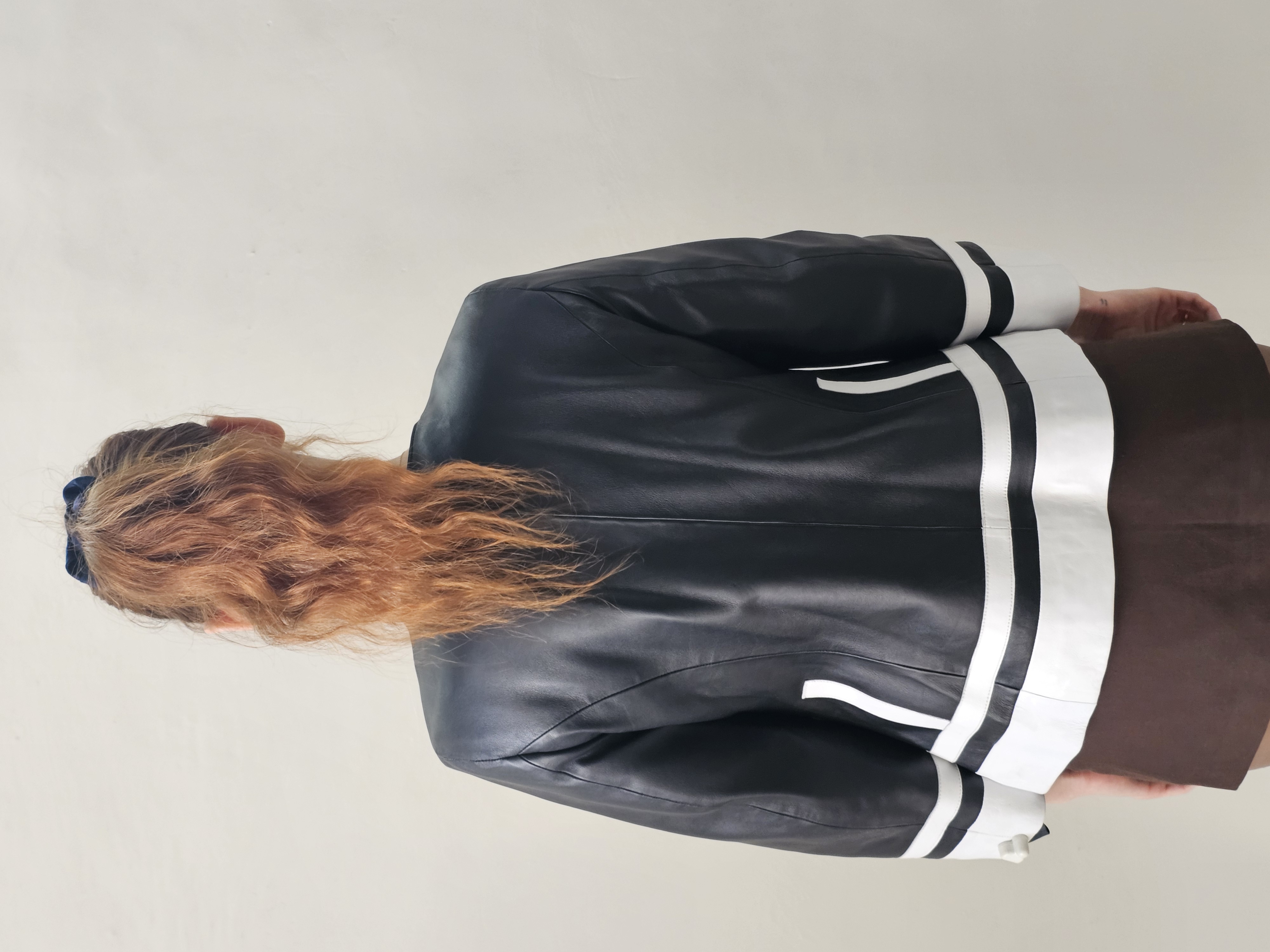 2057  - Chaqueta de cuero negra